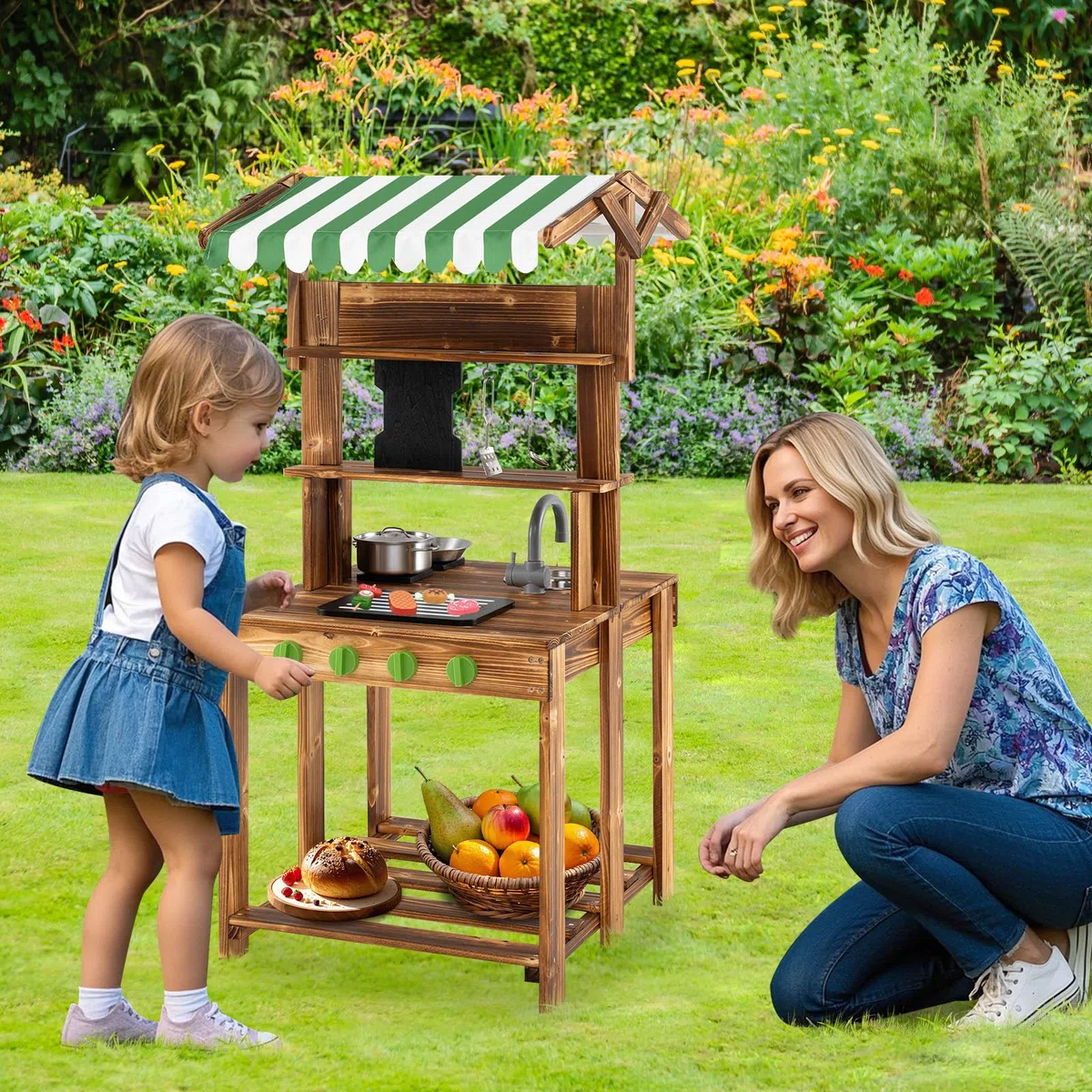 HOMASIS Cucina da Esterno in Legno con Tettoia, Cucina Giocattolo per Bambini a Doppia Faccia con Lavagna, Rubinetto, 4 Utensili e 2 Ganci, Barbecue Giocattolo per Bambini da 3+ Anni, Verde