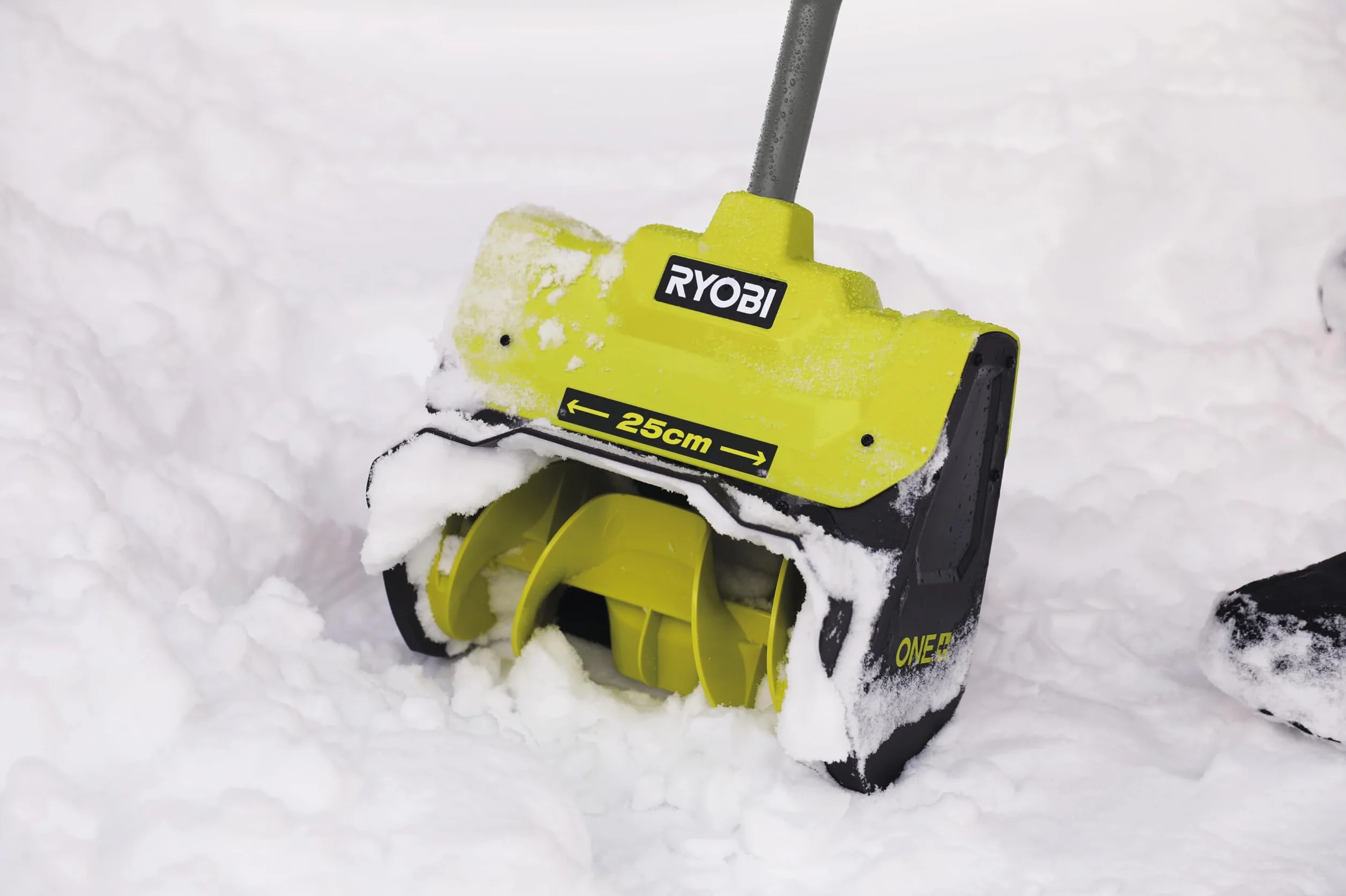 Ryobi RY18ST25A-140, Spazzaneve a Batteria 4.0Ah 18V One+, Fresa per neve con Larghezza di Lavoro 25 cm, Profondità di sgombero 15 cm con Lama in Plastica, Maniglia Regolabile e Impugnatura Ergonomica