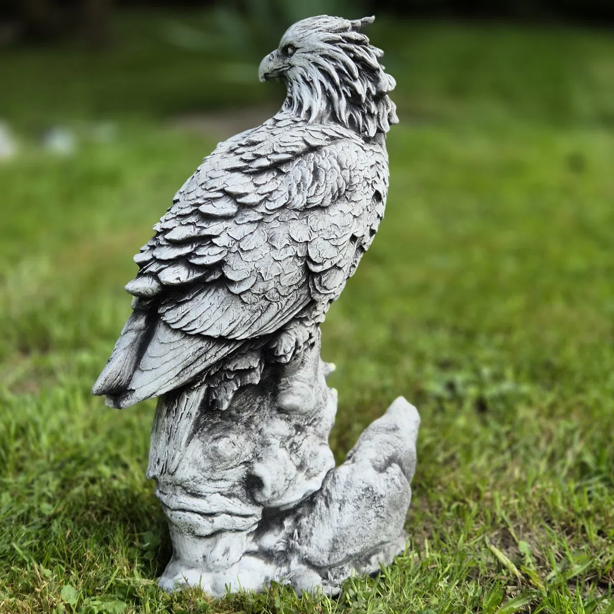 Abriq Aquila sulle rocce, decorazione da giardino realistica in pietra grezza resistente alle intemperie, antigelo per esterni, statua di aquila sulla roccia, aquila reale, altezza: 34 cm, 6 kg