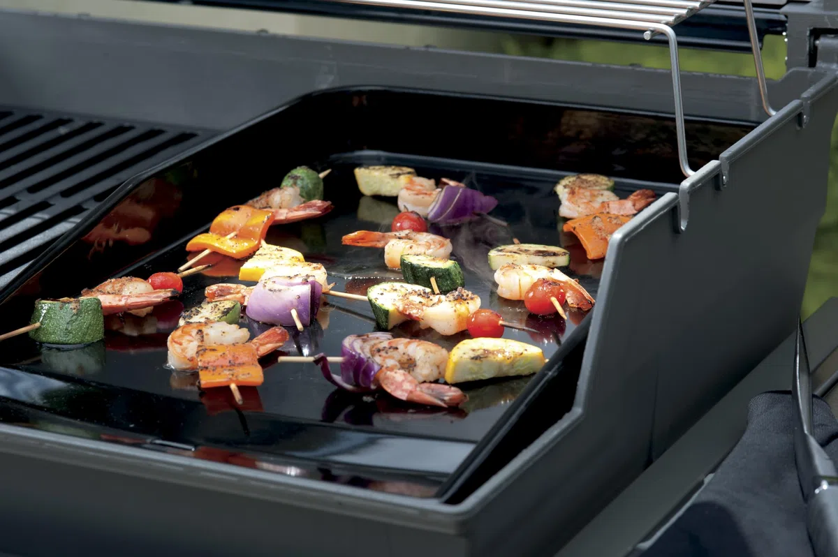 Weber plancha Deluxe per Spirit Serie 300 e SmokeFire Ex/EPX / EX6 / EPX6 / Ampia Superficie in ghisa per distribuzione Uniforme del Calore – Nero (7579)