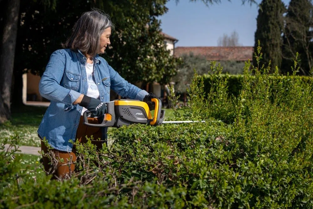 STIGA HT 500e Tagliasiepi A Batteria, 48 V (Batt. Non Incl.), Lama 58 cm – Impugnatura Girevole 180°, Lame Doppia Azione – Per Siepi e Cespugli