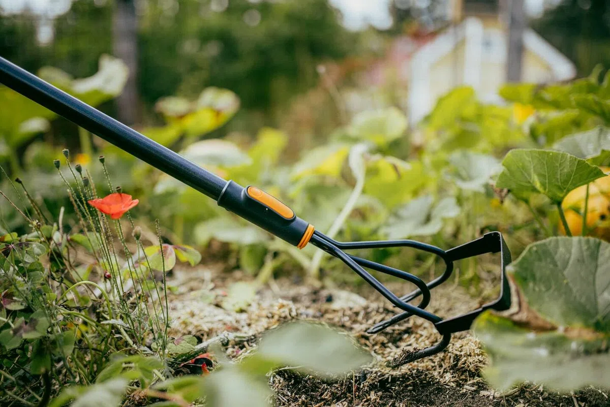 Fiskars OneClick Zappetta, Accessorio Multifunzione per la Cura delle Aiuole, Cambio Rapido con un Solo Clic, Lama in Acciaio al Carbonio Temprato, Nero/Arancione, 1080685