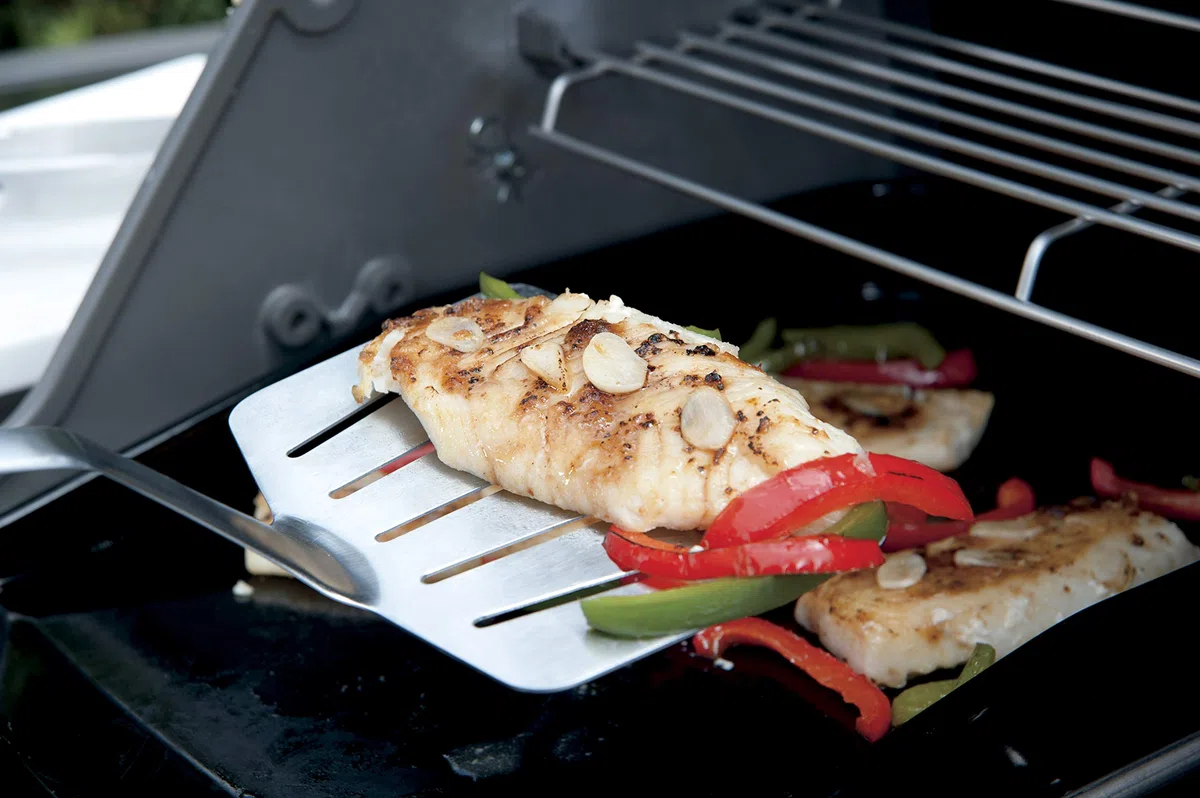 Weber Giraplati/Girafili Premium (46cm), Ideale per Grandi SUP. cotturate o Pesce, in Acciaio Inox, con Manico Antiscivolo, Manico Angolato, Lavabile in Lavastoviglie - Nero/Argento (6673)