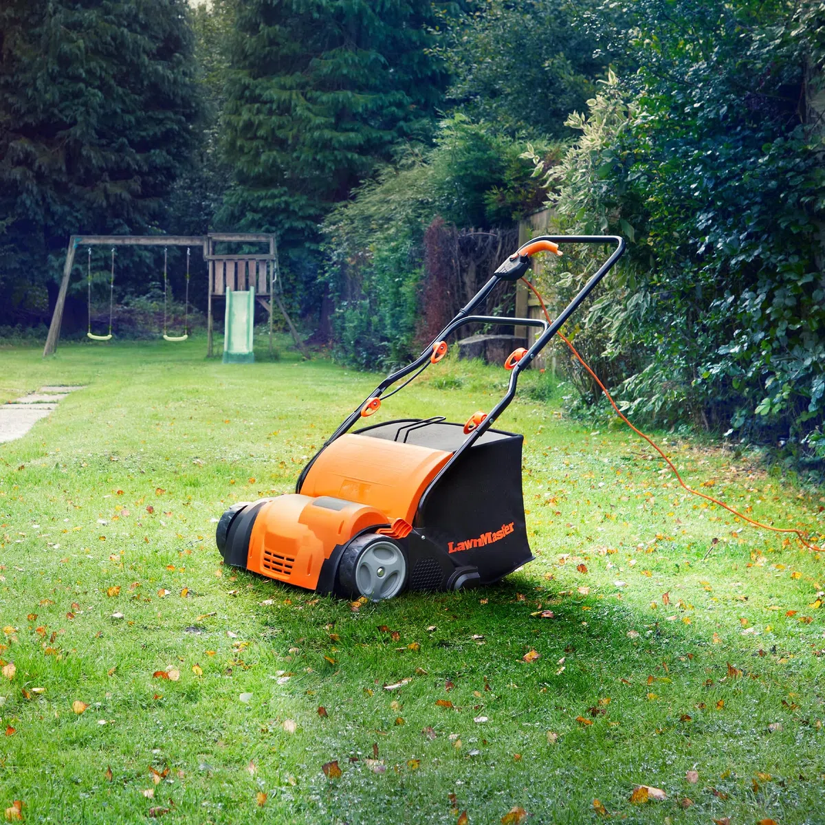 LawnMaster Scarificatore per Prato da 1350 W, rastrello per Prato, aeratore, scarificatore Elettrico con Larghezza di Lavoro di 33 cm, Accessori intercambiabili, profondità di Lavoro Regolabile e