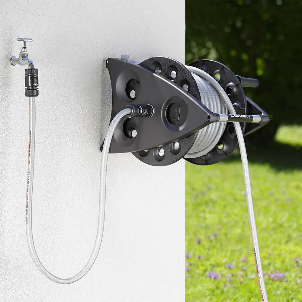 Claber Kiros kit, avvolgitubo manuale da giardino in plastica e alluminio, portatile installabile a parete con tubo e lancia