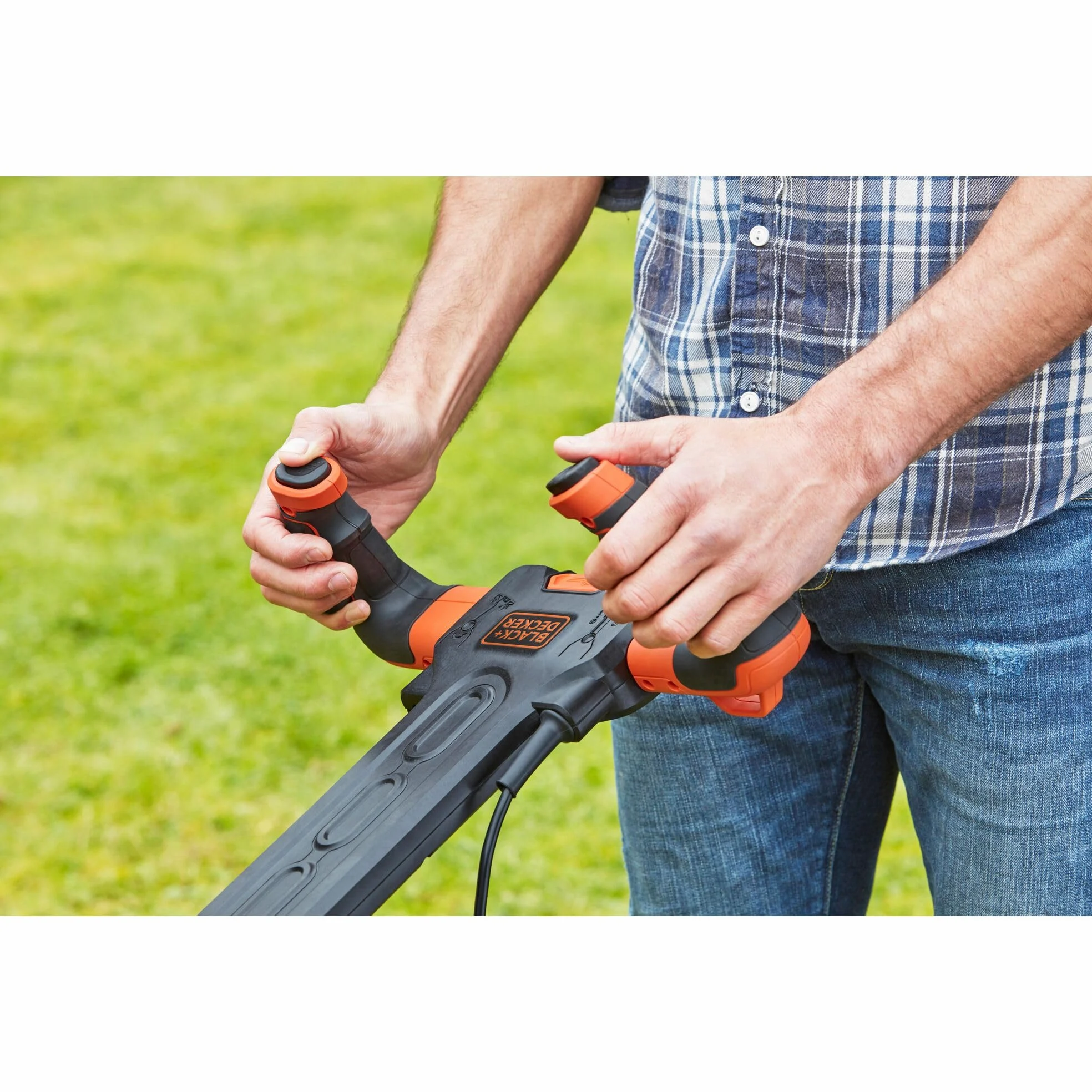 BLACK+DECKER,RASAERBA 1600 W, LARGHEZZA TAGLIO 38 CM, 6 ALT. TAGLIO 20-70 MM, E-DRIVE, CAPACITA' CESTO 45 L, INNOVATIVA IMPUGNATURA EASY STEER PER LA MASSIMA MANOVRABILITA'. BEMW471ES-QS