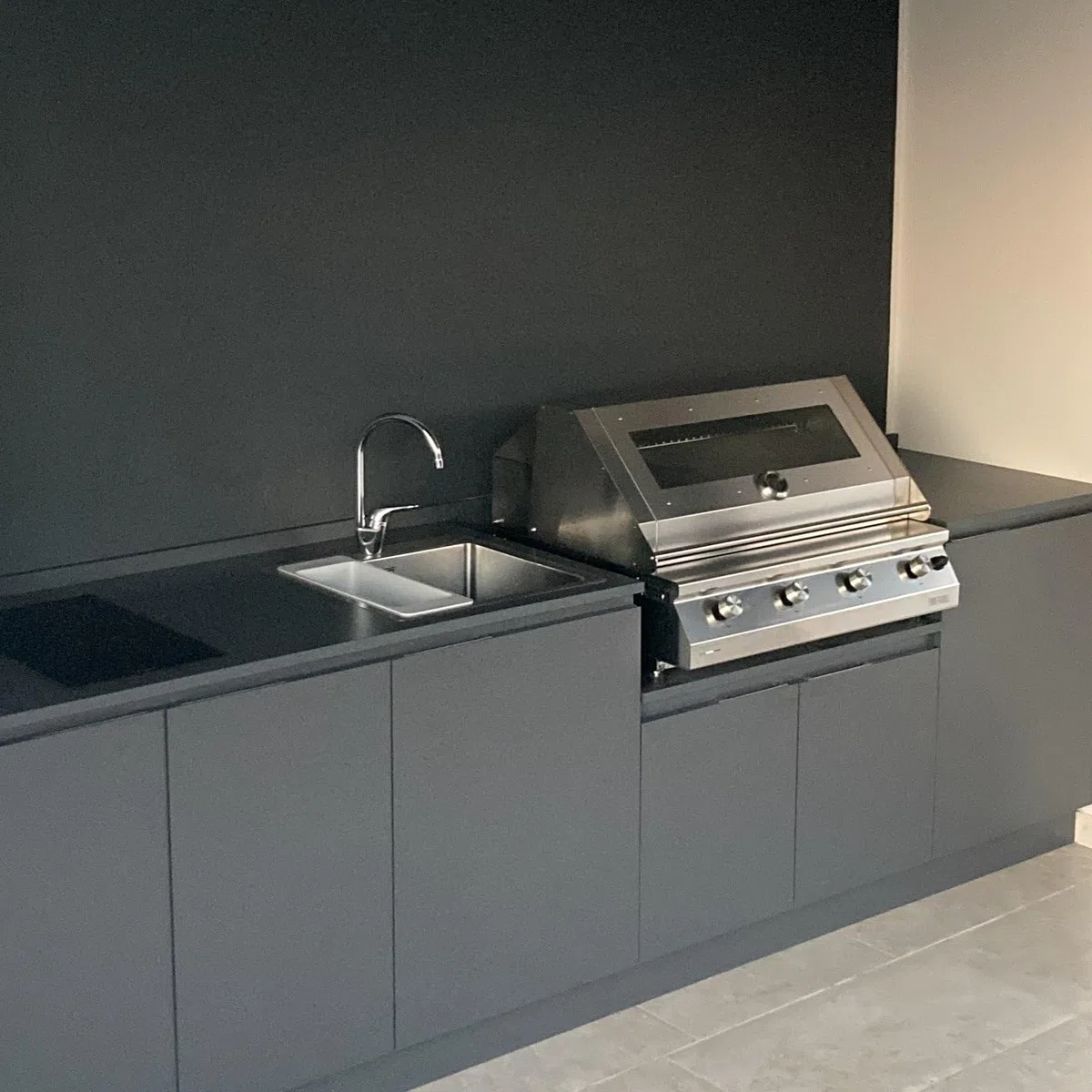 Barbecue a Gas Fry Top 750 Basic da appoggio 4 bruciatori griglia tondino