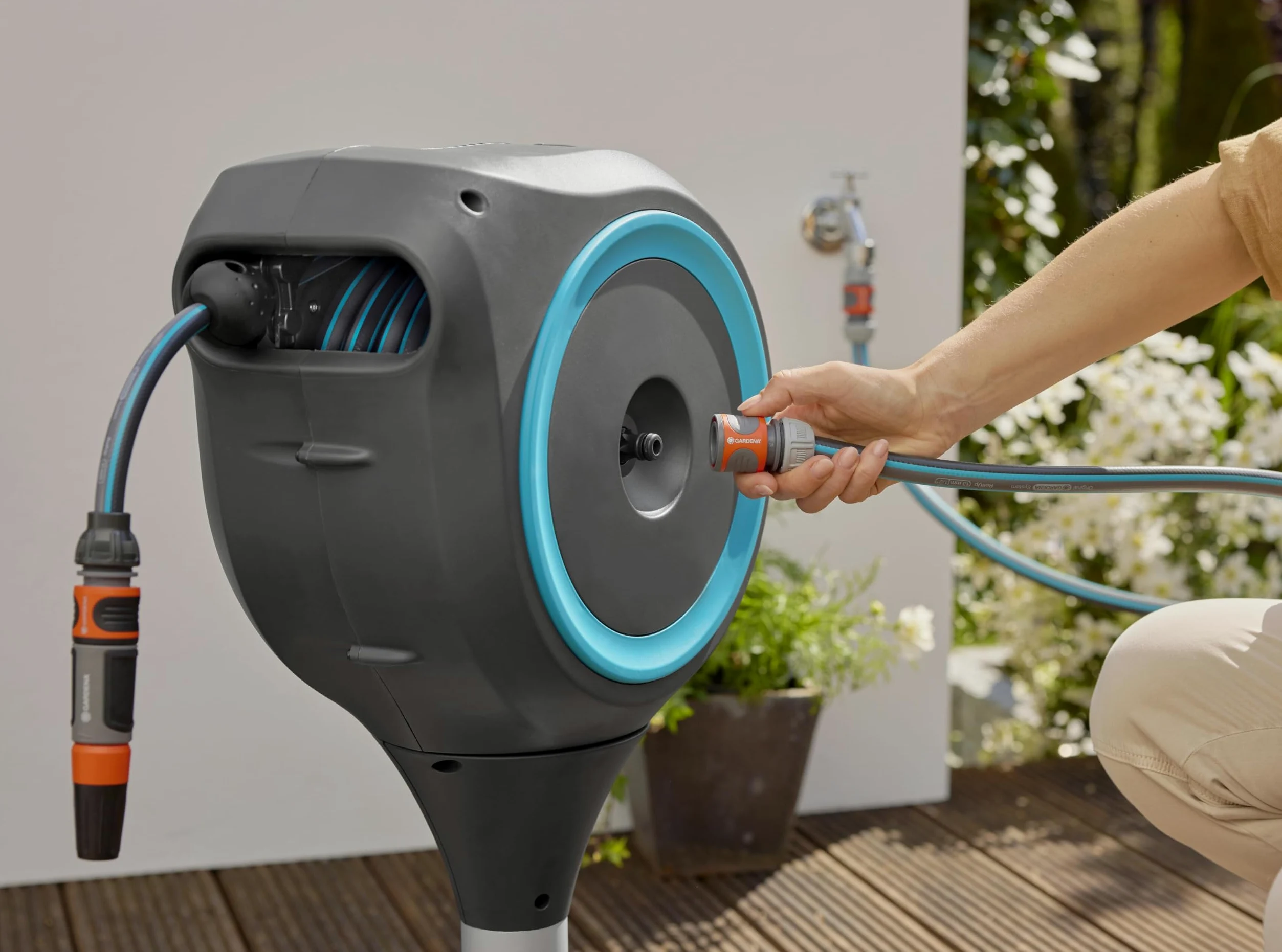 Gardena Avvolgitubo RollUp M: cassetta resistente alle intemperie con tecnologia RollUp e tubo 20 m, irrigazione di piccoli giardini con terrazza, riavvolgimento automatico, turchese (18615-20)