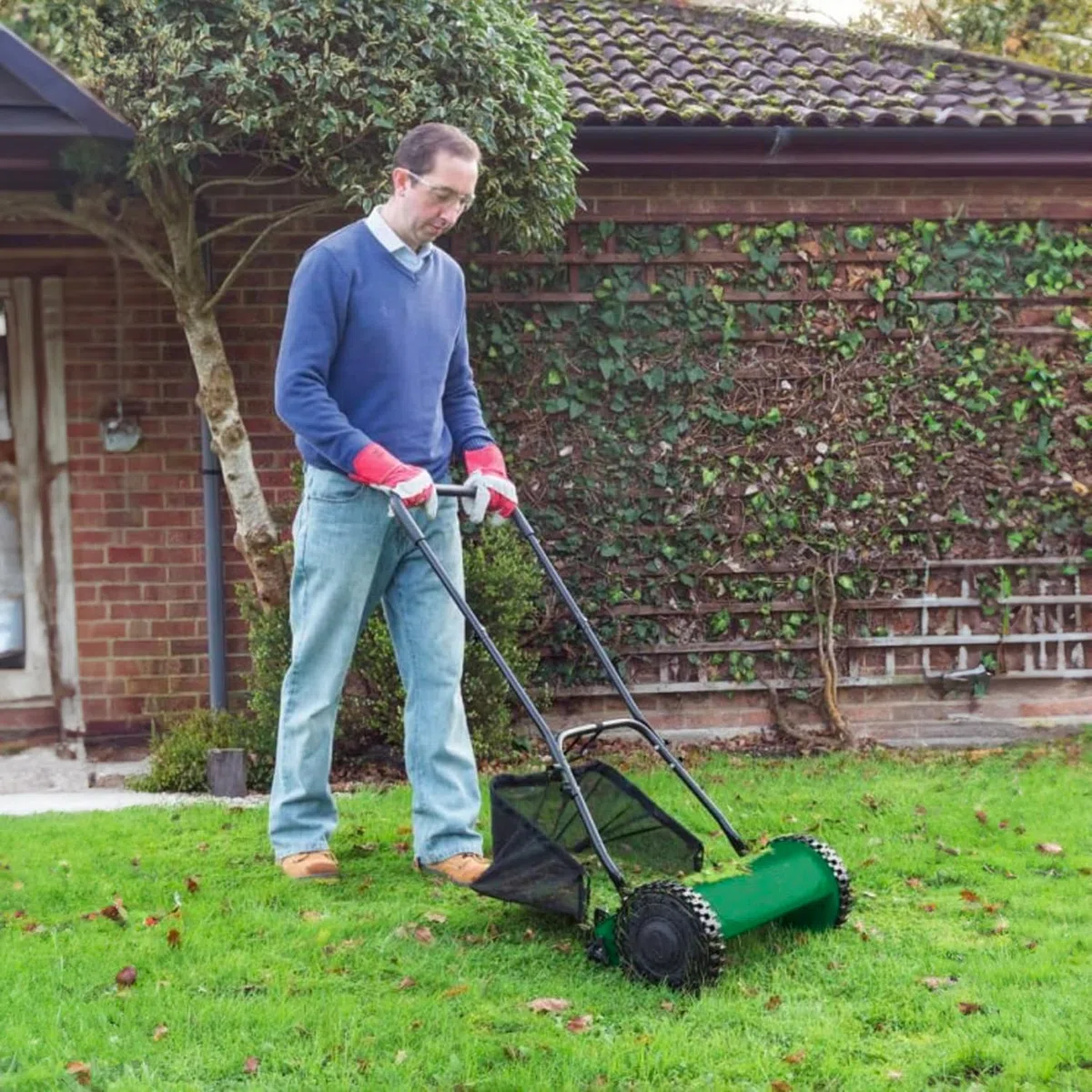 Avilia Tagliaerba Manuale Elicoidale Eco-Friendly 25L - Tosaerba a Spinta con Regolazione del Taglio 17/43mm, Sacco di Raccolta 35cm, Ideale per Giardini e Prati