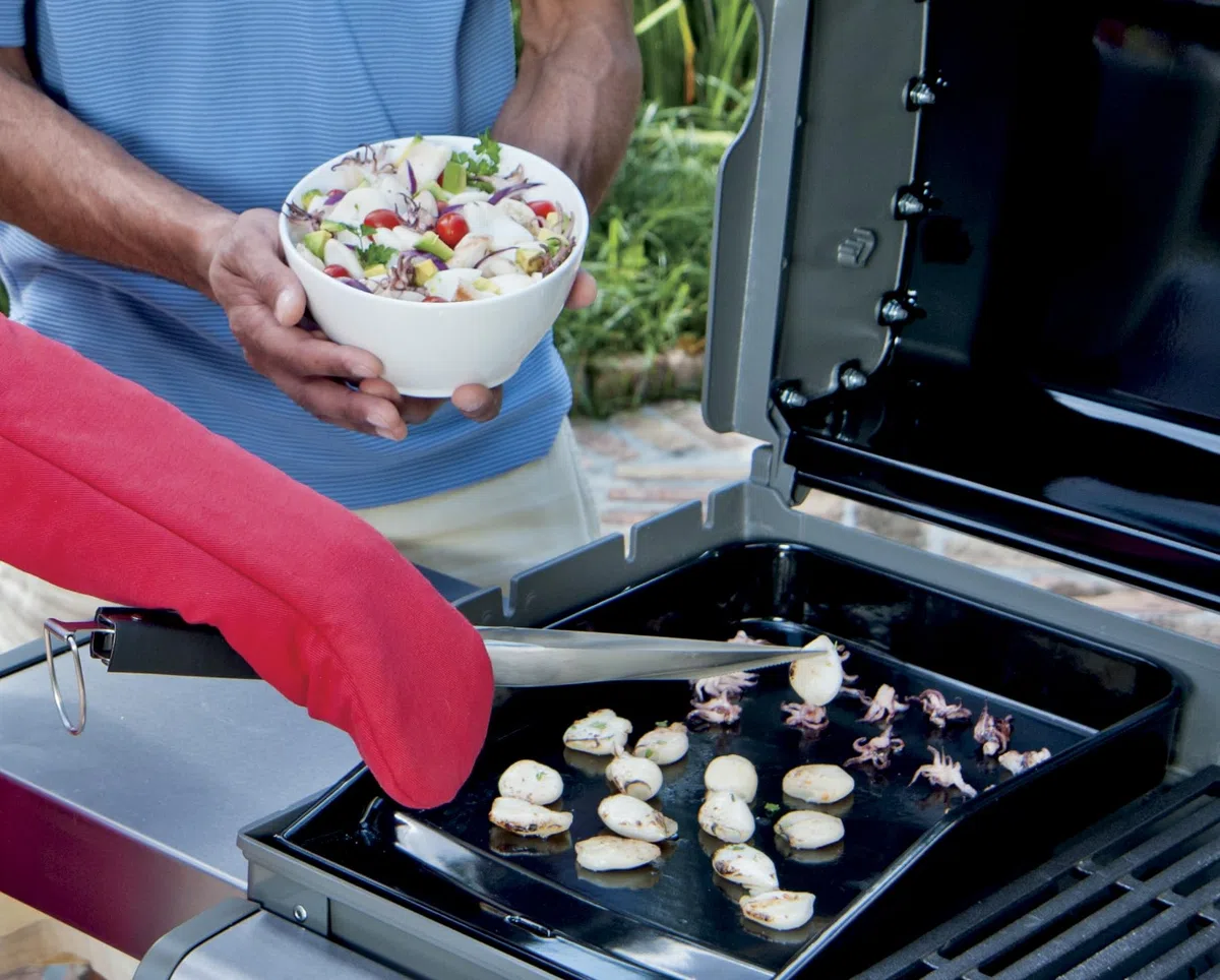 Weber plancha Deluxe per Spirit Serie 300 e SmokeFire Ex/EPX / EX6 / EPX6 / Ampia Superficie in ghisa per distribuzione Uniforme del Calore – Nero (7579)