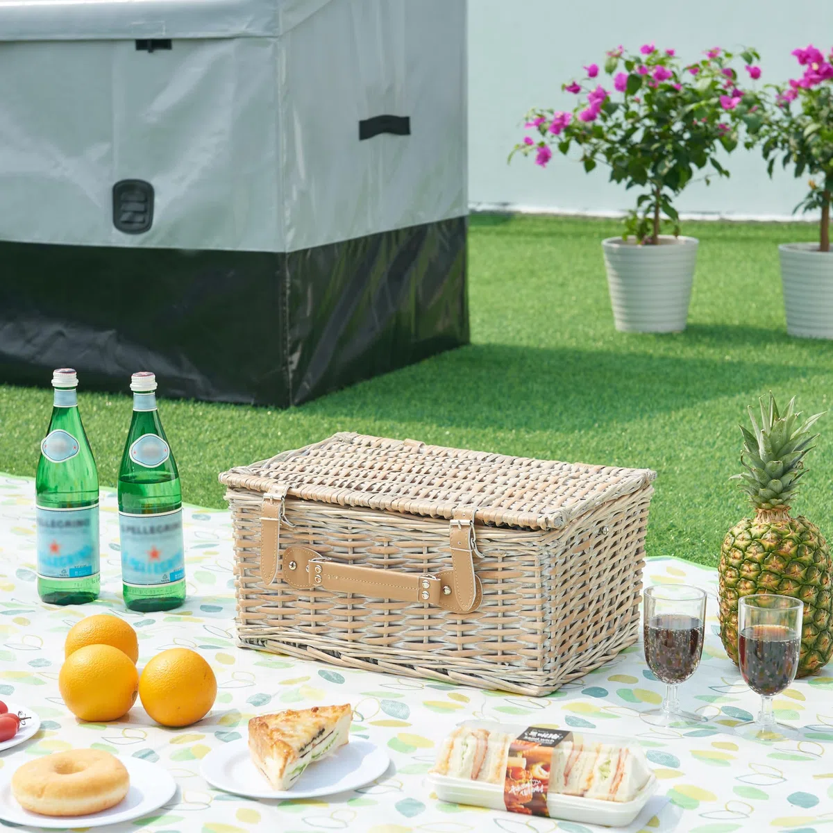 casa.pro Cestino da Picnic per 4 Persone Valigia in Rami di Salice Set da Picnic Incluso Piatti Posate Bicchieri Cavatappi Tessuto a Righe Bianco/Blu 40 x 28 x 20 cm