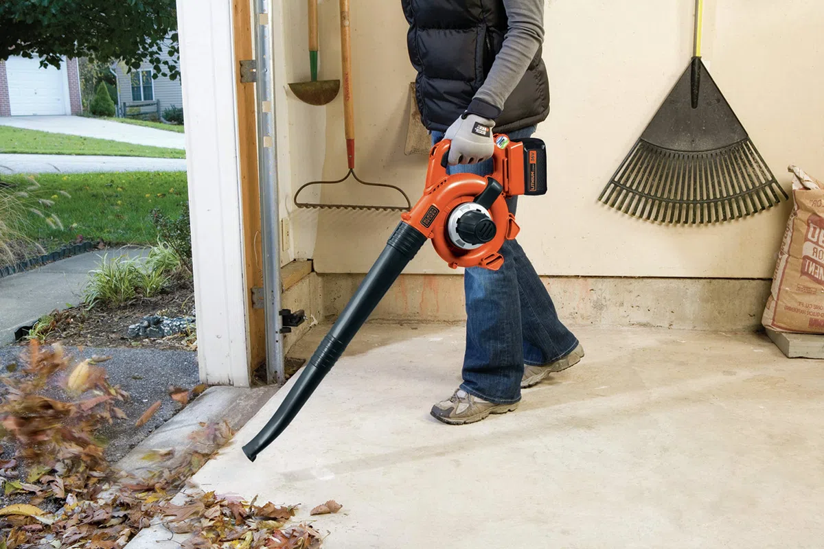 BLACK+DECKER SOFFIATORE/ASPIRATORE/TRITURATORE 36 V Litio - 2.0 AH - POWERSELECT - SOFFIAGGIO 218 KM/H - TRITURAZIONE 7:1 - ASPIR. 3.4 M3/MIN GWC3600L20-QW