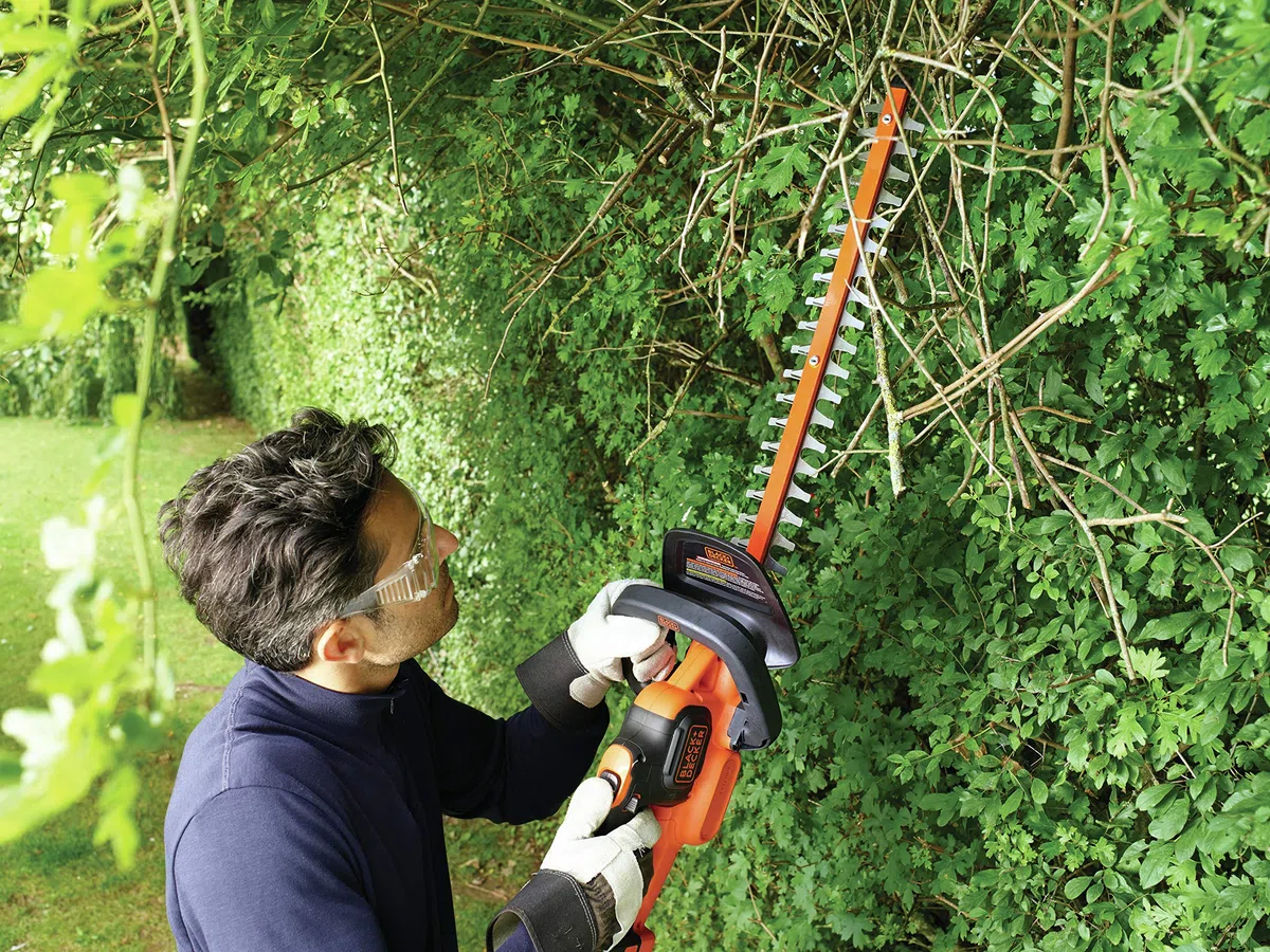 BLACK+DECKER Tagliasiepi a Batteria Litio, Lunghezza lama 50 cm, Impugnatura Ergonomica 18 V 4.0 Ah. GTC18504PC-QW