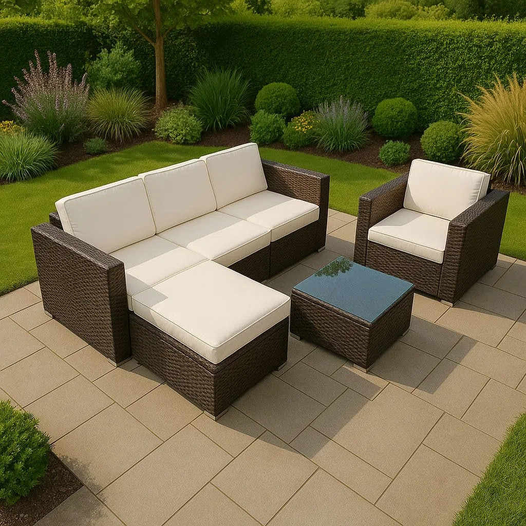 Totò Piccinni Set CARLOS in Polyrattan con cuscini Divano 3 Posti + Poltrona + Pouf + Tavolino con Piano in Vetro (Marrone)
