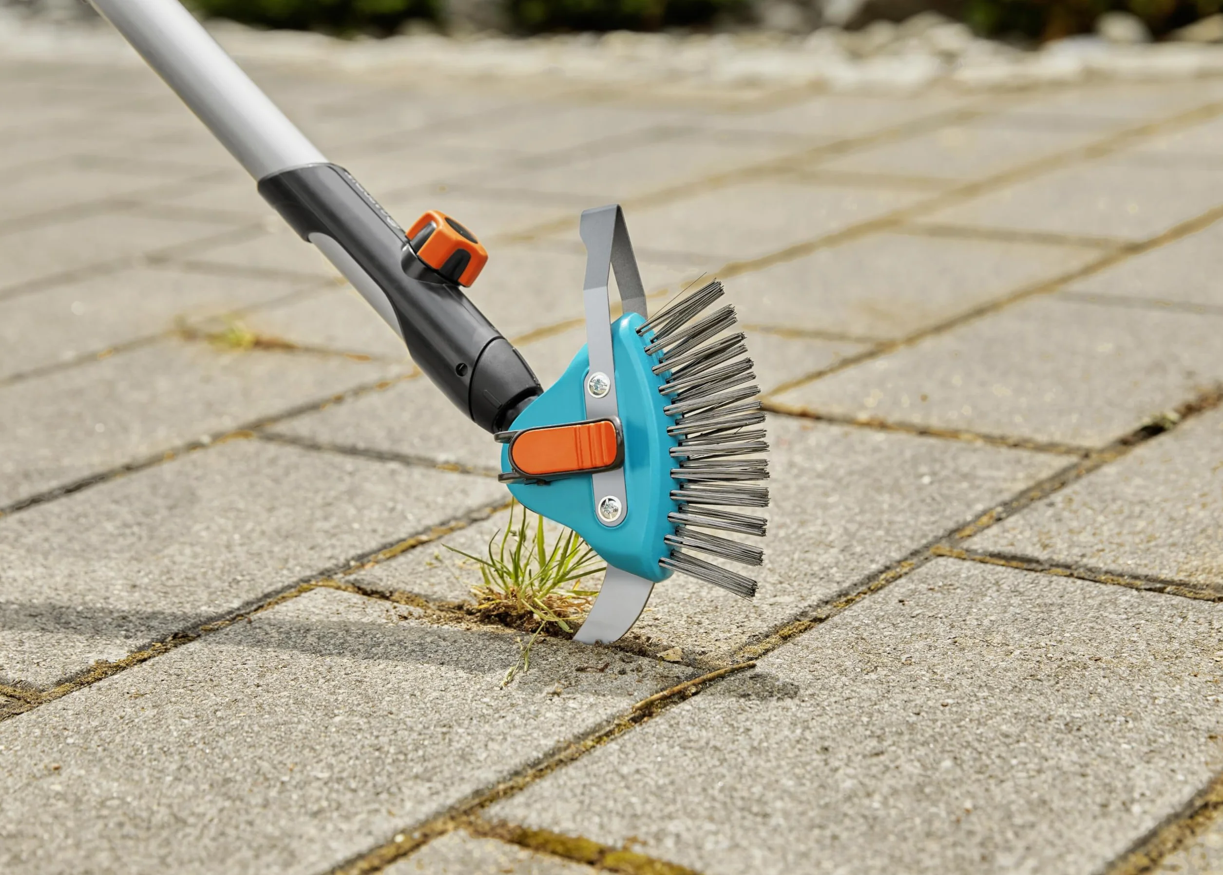 Gardena Raschietto 3in1 combisystem: ausilio giardino multifunz. per rimuovere erbacce e muschio da fughe strette e larghe, setole in metallo, lama acciaio inox. Per tutti i manici cs (03608-20)