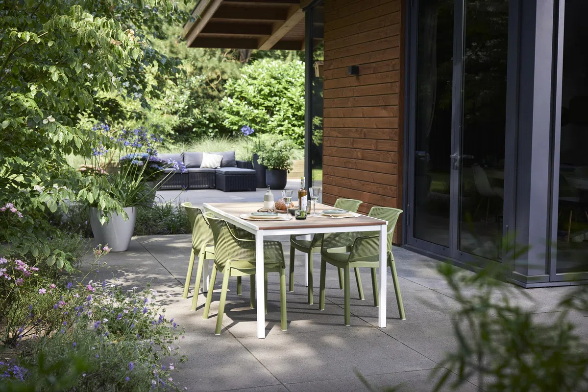 Keter Avon Tavolo da Pranzo Esterno per Giardino e Terrazza, 160x95x75H cm, Adatto per 6 Persone, Piano in Finitura Effetto Legno, Struttura in Metallo Bianca