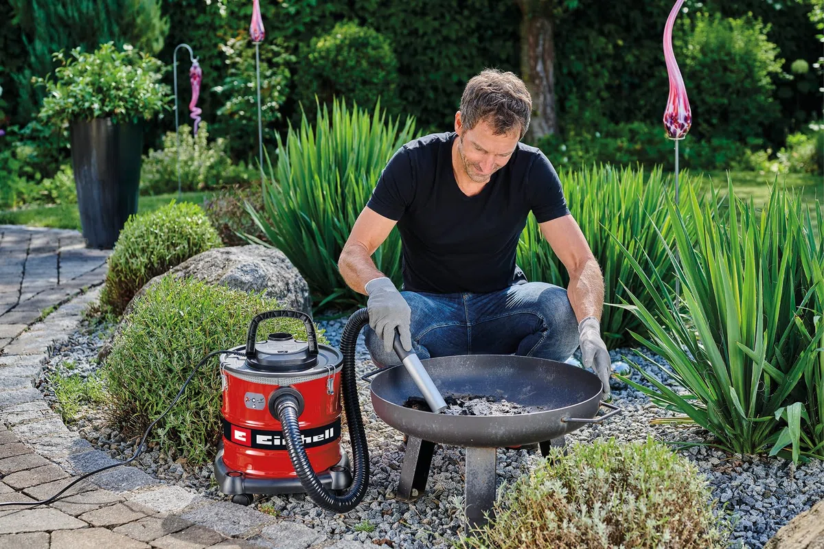 Aspiracenere Einhell TC-AV 2032 DW (850 W, potenza di aspirazione 175 mbar, serbatoio di raccolta 20 L, filtro a pieghe, prefiltro per polveri sottili, funzione soffiaggio, flessibile 1,2 m, cavo 2 m)
