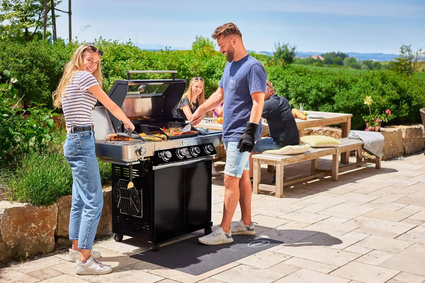 RÖSLE Peso per barbecue, pregiato peso per una cottura rapida di hamburger o bistecche, ghisa, manico in legno, 17.5 cm