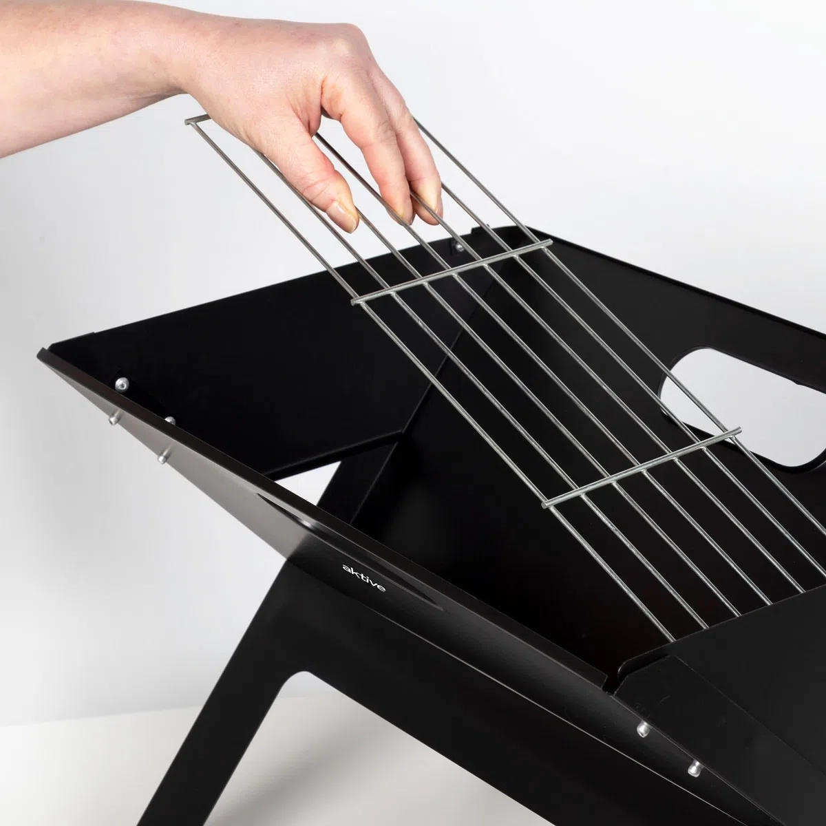 AKTIVE 63033 - Barbecue portatile e pieghevole a carbone in acciaio, con maniglia per il trasporto, misure 45 x 29 x 30 cm, facile da montare e trasportare, per campeggio, terrazza, balcone