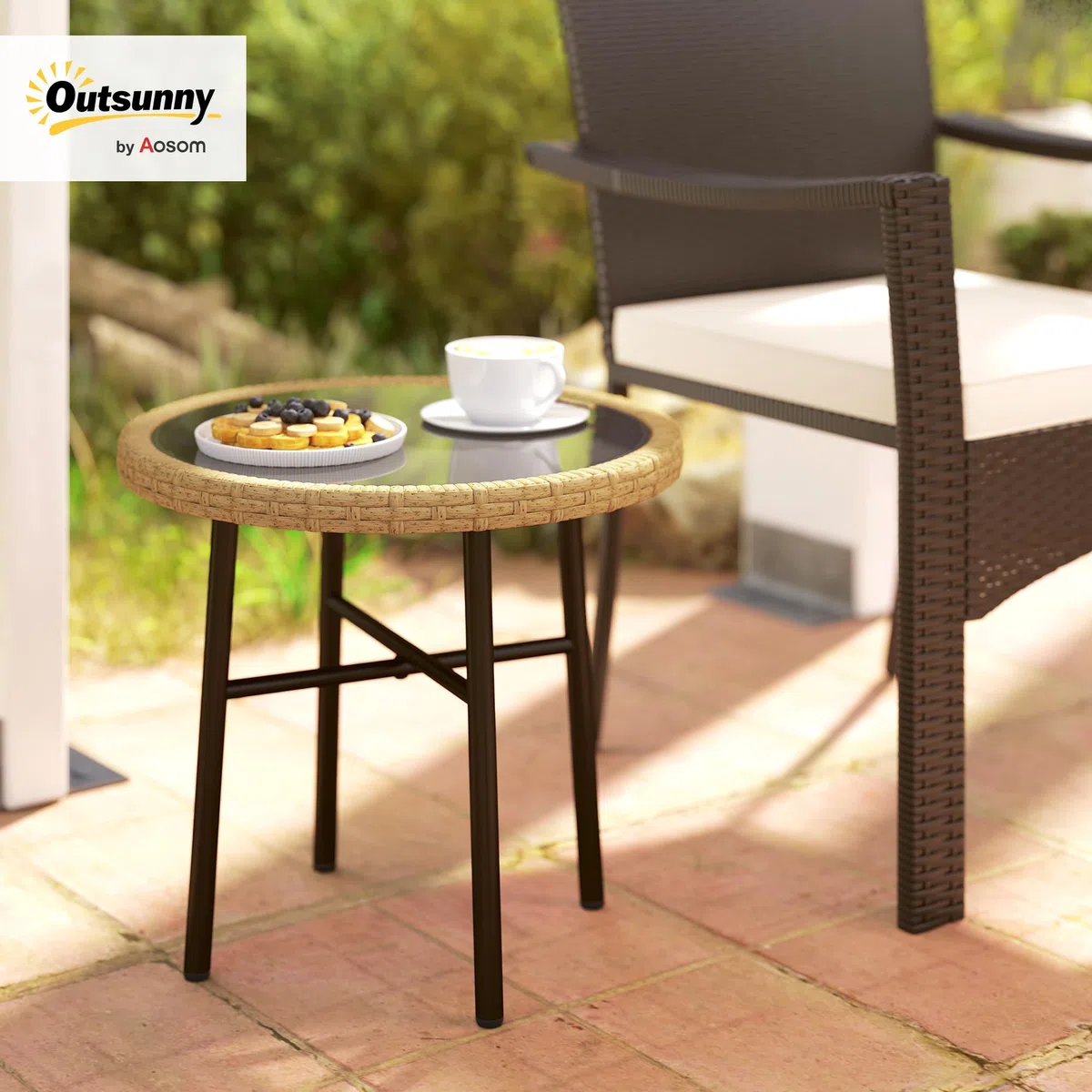 Outsunny Tavolino rotondo da giardino in resina effetto rattan, acciaio e piano in vetro temperato Ø 46 cm, tavolino per soggiorno, balcone, piscina, naturale