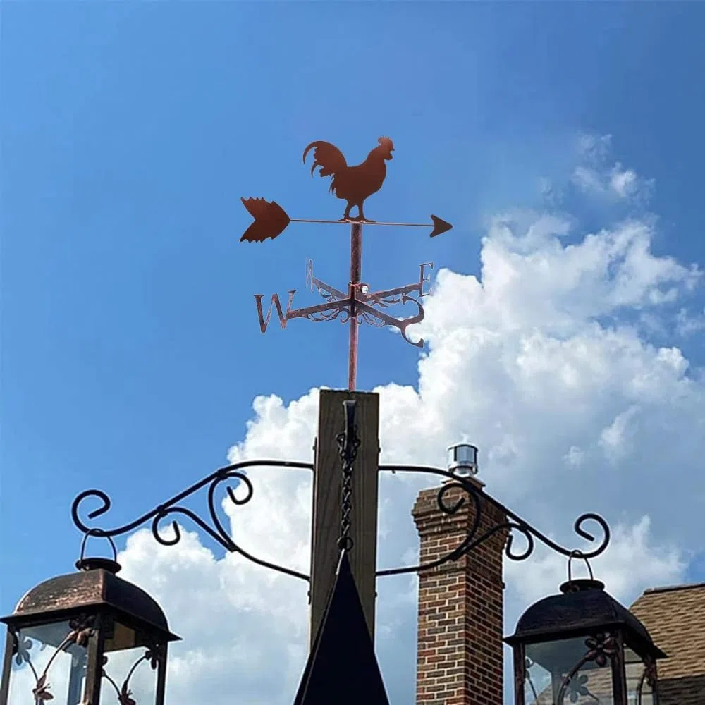 Segnavento in metallo sul tetto retrò a forma di gallo, indicatore di direzione del vento a banderuola per esterni, capannoni in ferro, cortile, tetto, fienili, decorazione
