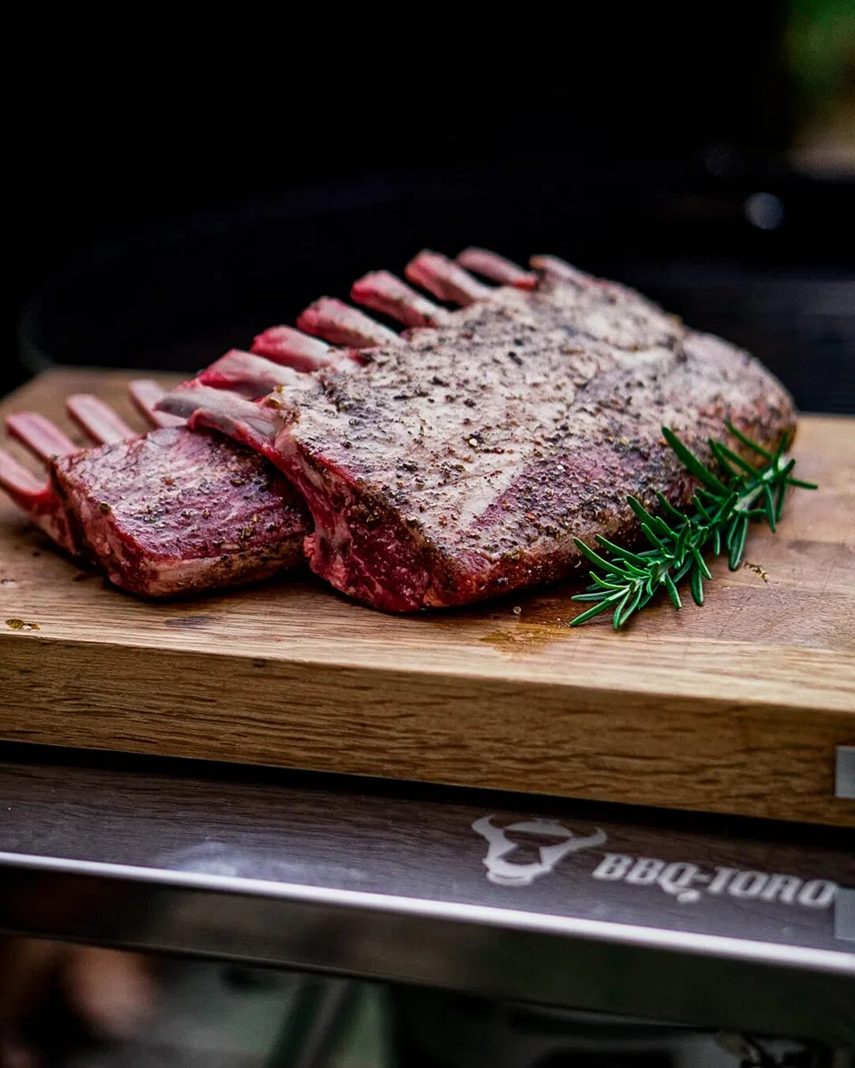 BBQ-TORO Tavolino di supporto in acciaio inox per grill ovali da 57 cm di diametro | 55 x 51 x 47-74 cm | Tavolino laterale regolabile in altezza per barbecue a sfera con 4 ganci per le posate