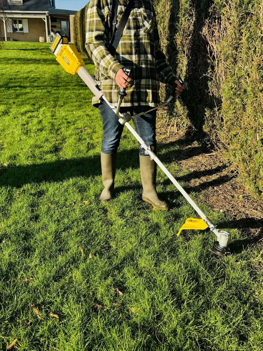 Nemura Decespugliatore batteria 40 V - L: 43 cm + Filo + Lama + 1 Batteria 4 Ah e Caricatore Rapido - Utensili da giardino di qualità - SAC in Italiano