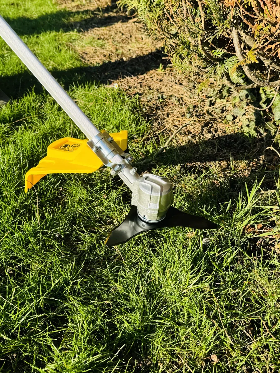 Nemura Decespugliatore batteria 40 V - L: 43 cm + Filo + Lama + 1 Batteria 4 Ah e Caricatore Rapido - Utensili da giardino di qualità - SAC in Italiano
