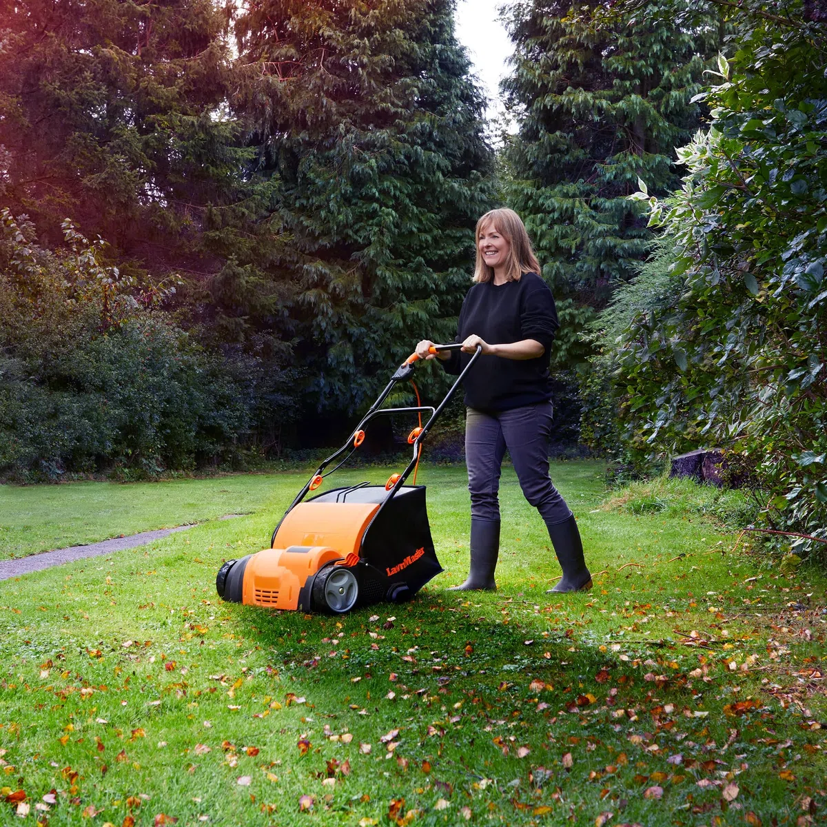 LawnMaster Scarificatore per Prato da 1350 W, rastrello per Prato, aeratore, scarificatore Elettrico con Larghezza di Lavoro di 33 cm, Accessori intercambiabili, profondità di Lavoro Regolabile e