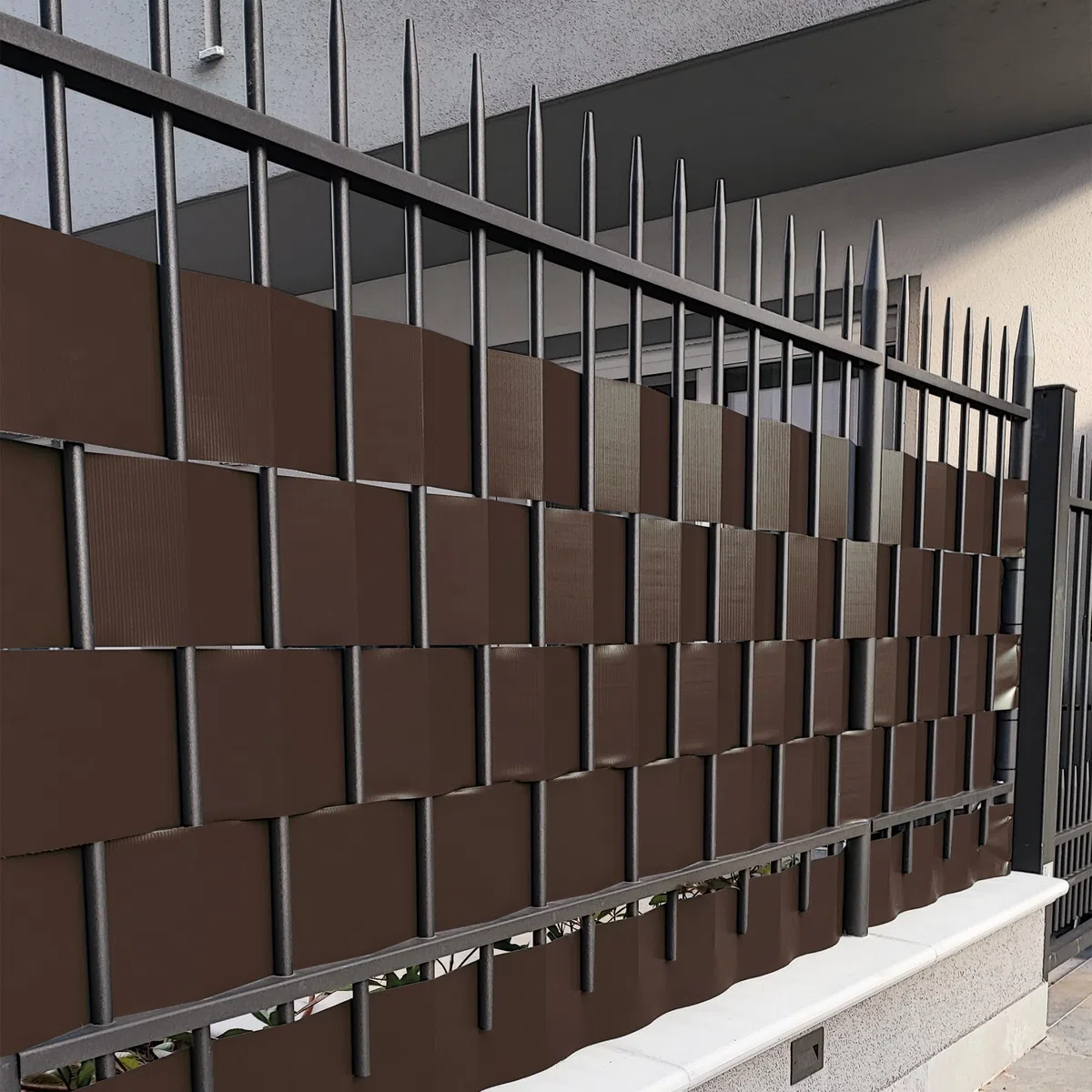 TENAX Twist 0,19 x 35 m Marrone, Strisce Frangivista in PVC con 25 Clip, Privacy Decorativa per Recinzioni a Pannelli, Cancellate, Ringhiere, Balconi e Giardini