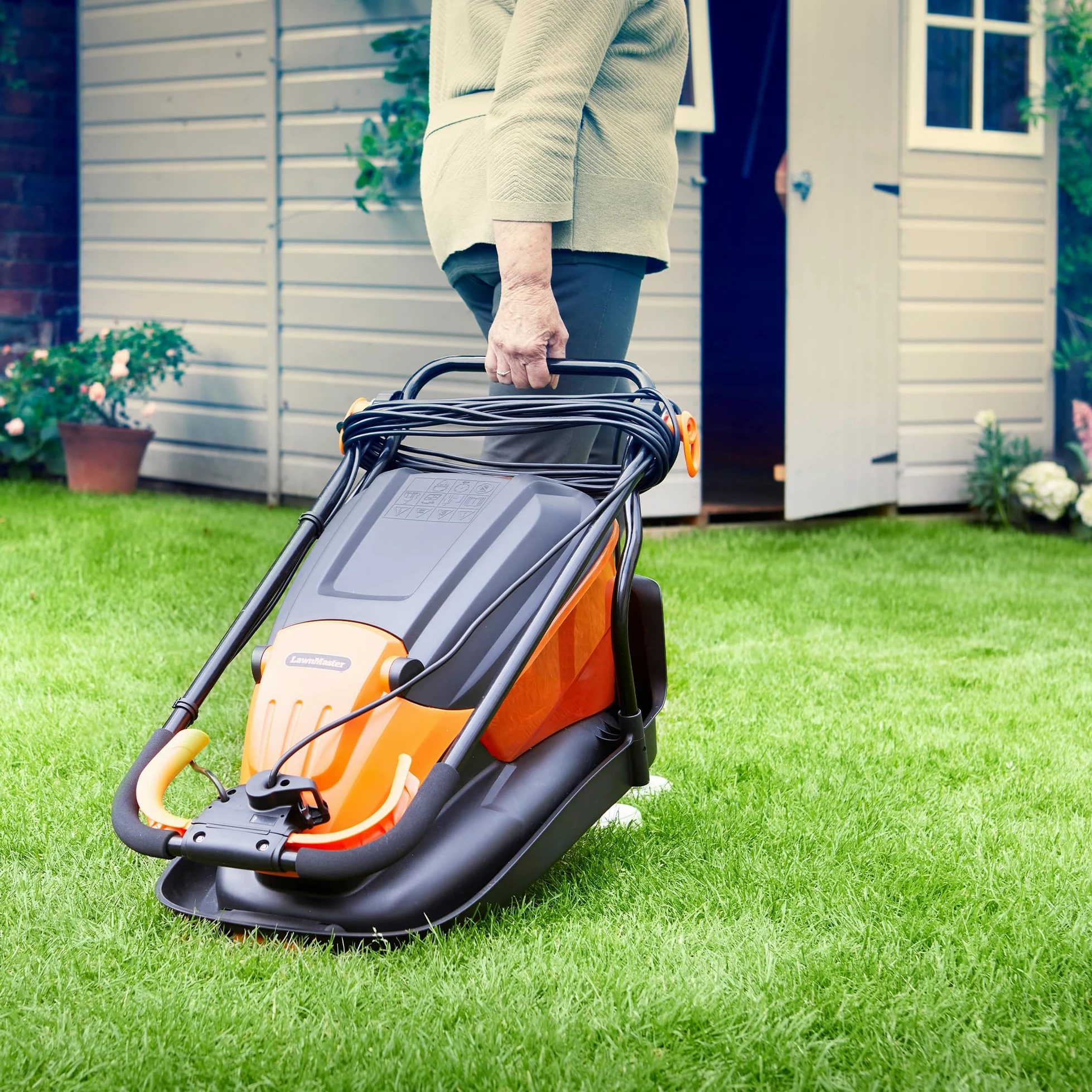 LawnMaster Falciatrice elettrica Hover da 1700 W, 33 cm, scatola di raccolta dell'erba, altezza di taglio regolabile, per prati di piccole e medie dimensioni, 2 anni di garanzia