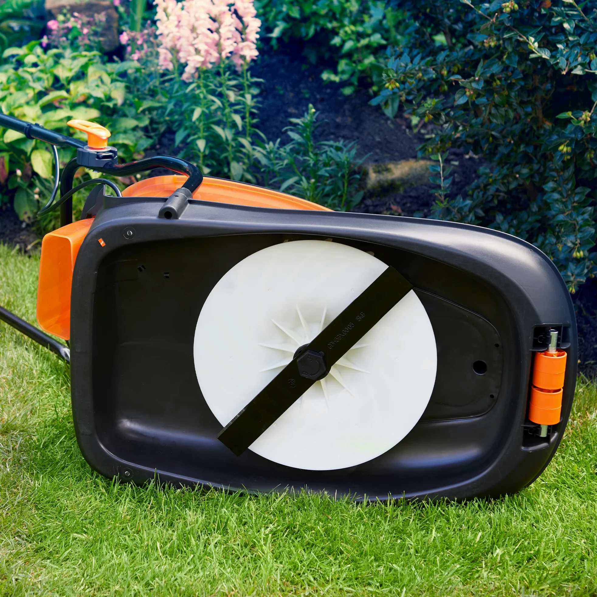 LawnMaster Falciatrice elettrica Hover da 1700 W, 33 cm, scatola di raccolta dell'erba, altezza di taglio regolabile, per prati di piccole e medie dimensioni, 2 anni di garanzia