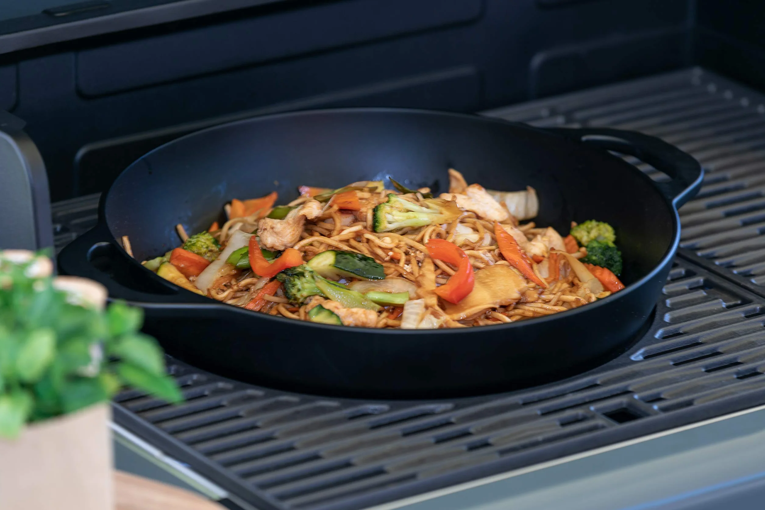 Campingaz Mandarin Wok per Griglie a Gas con Culinary Modular System, Padella Wok in ghisa, con Rivestimento Antiaderente e Manici & Culinary Modular Pietra Rotella Taglia Pizza, Argento