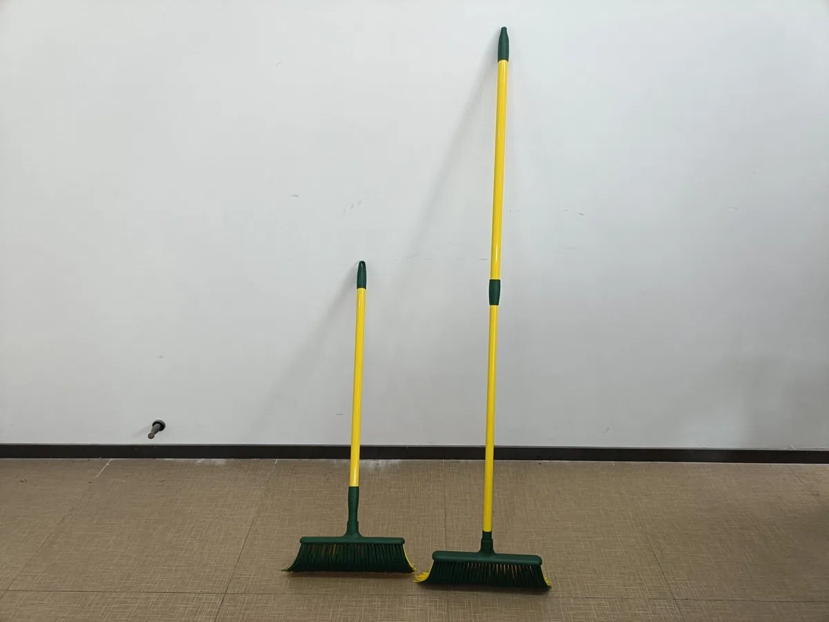 Suinga - Spazzola Estensibile per Erba Artificiale e Tappeti da 0,8 a 1,4 Metri per Spazzare e Sollevare Erba. Prodotto Adatto a Qualsiasi Tipo di Erba