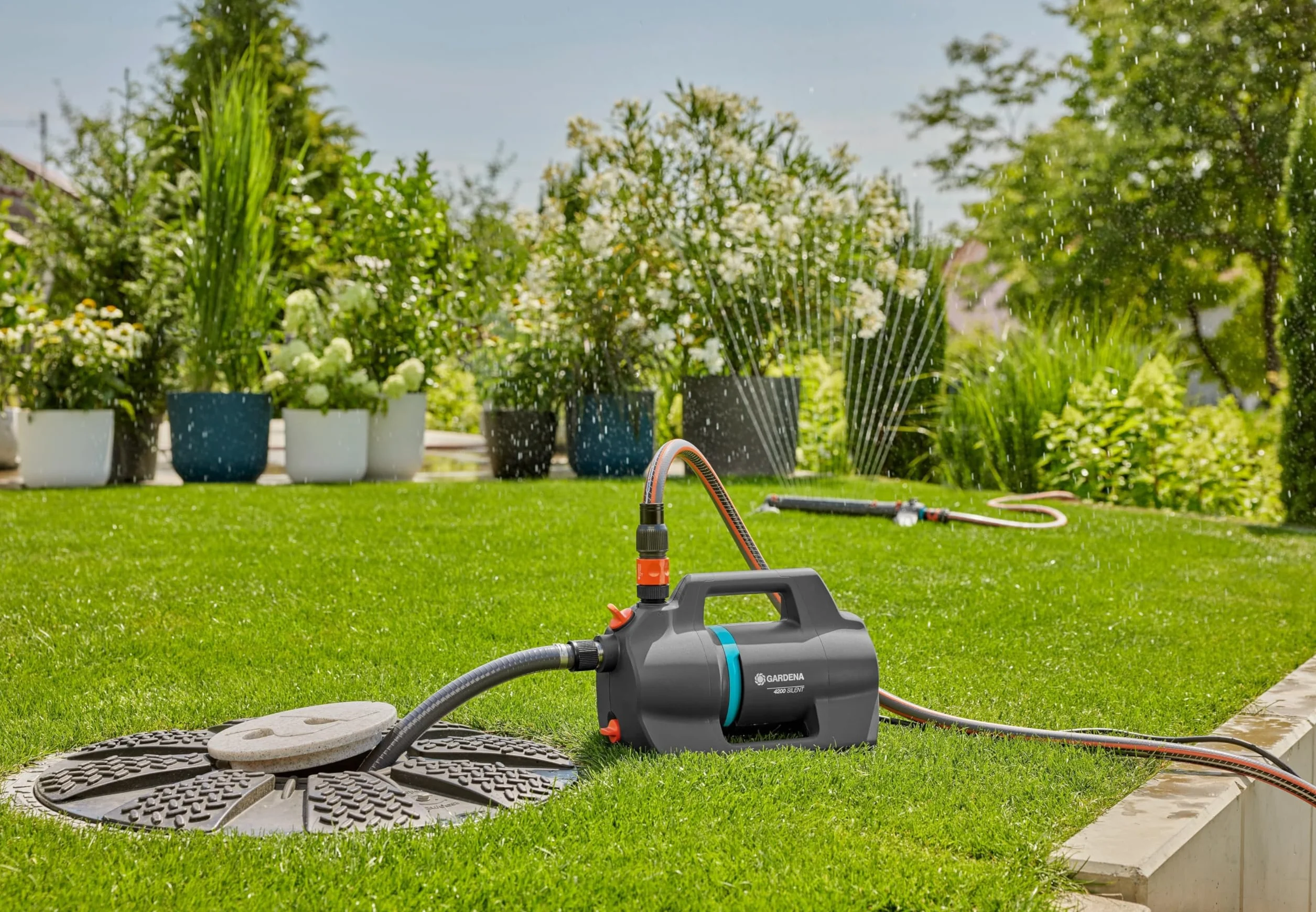 Pompa da giardino Gardena 4200 Silent: Pompa per irrigazione molto silenziosa e innovativa, portata 4200 l/h, motore da 600 W, 3,9 bar, impermeabile, a risparmio energetico (9054-20)