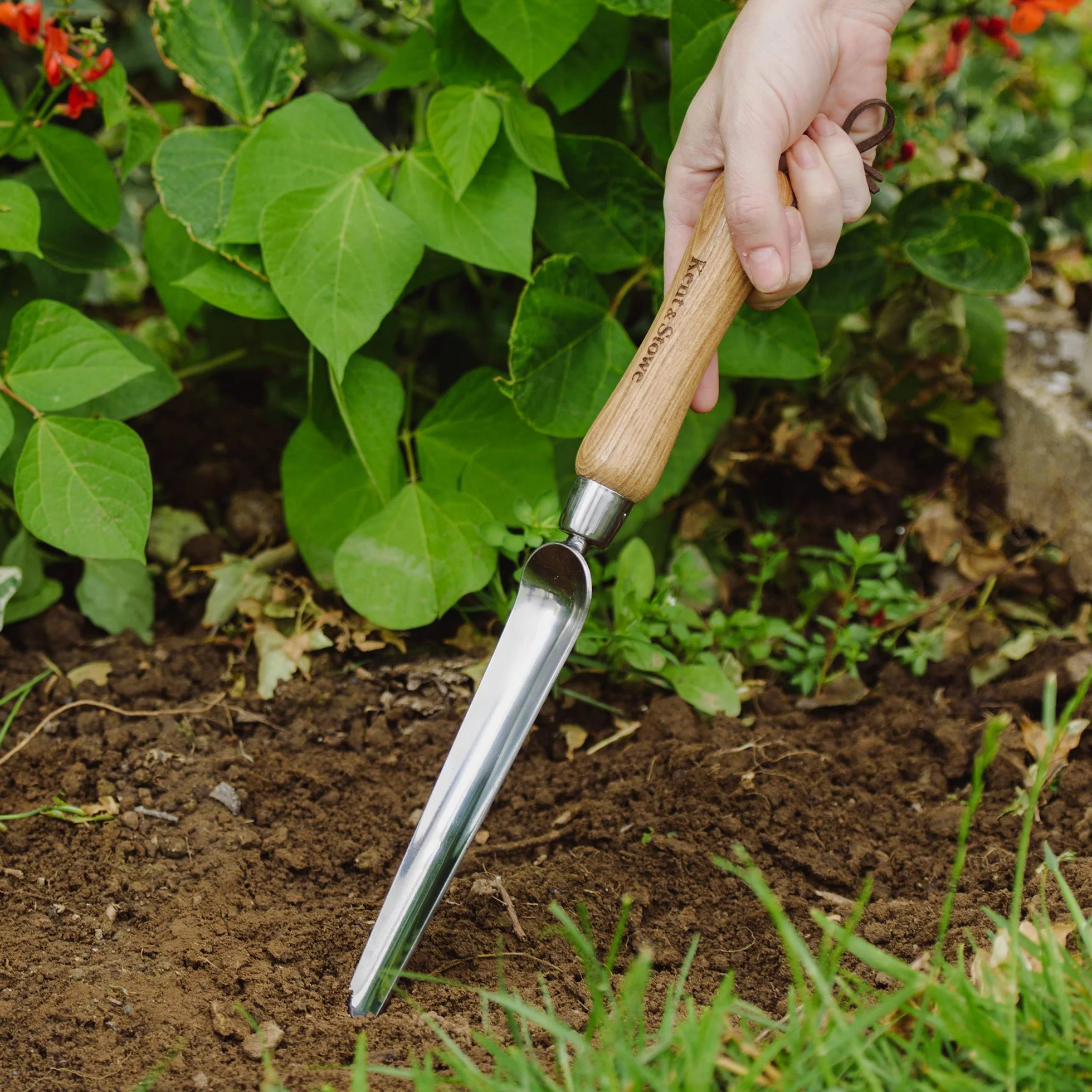 Kent & Stowe Cazzuola per piantare – Cazzuola da giardinaggio in acciaio inossidabile per spuntare e piantare, manico in frassino, lunghezza: 33 cm