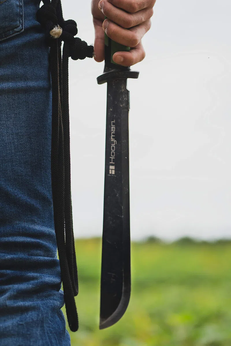 Hooyman Bush Machete with Heavy Duty Construction, Ergonomic No-Slip Handle and Belt Sheath for Gardening, Land Management, Bushcraft, Hunting and Outdoor, Black/Green
