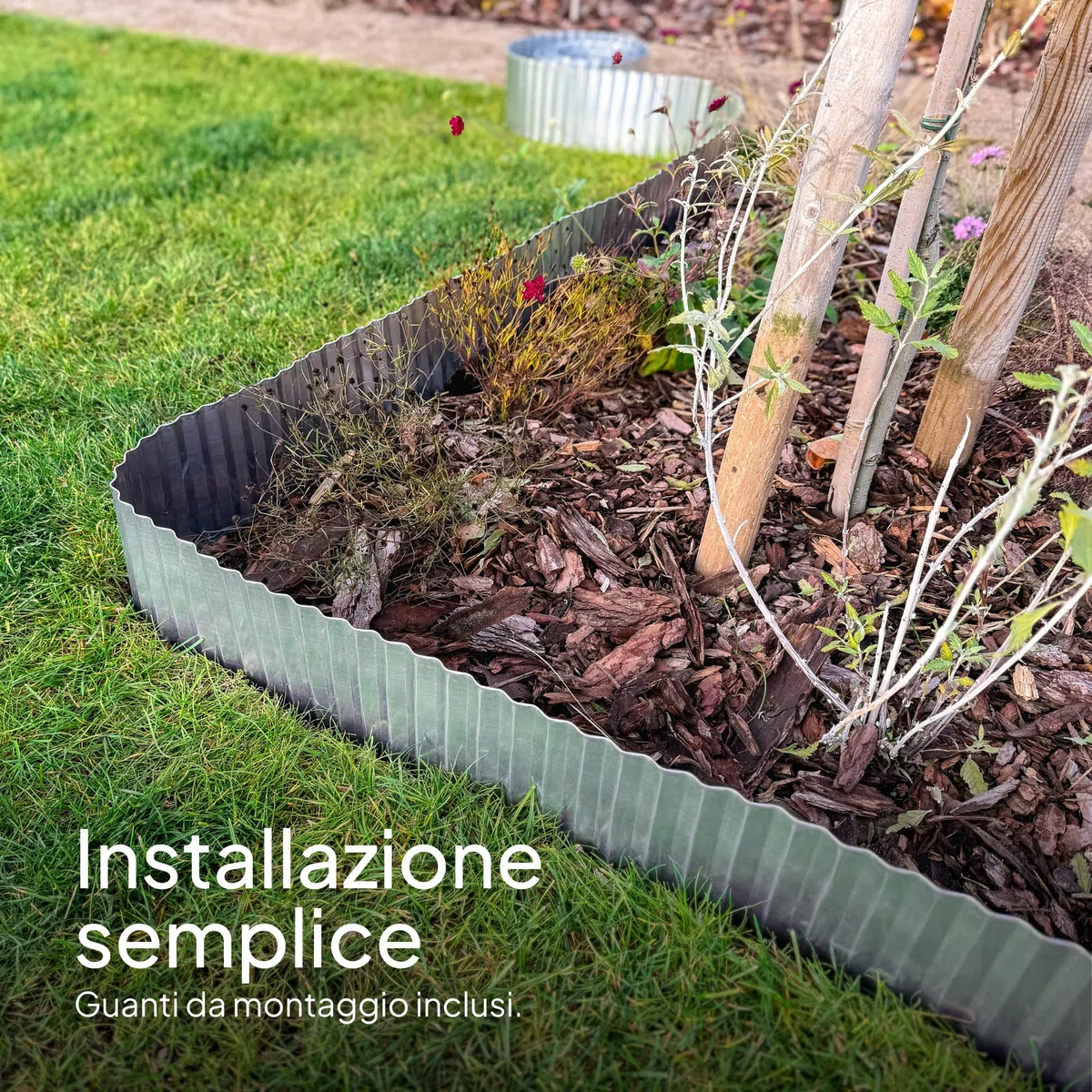 UNIGARDIA Bordura per Giardino Zincato 12 m - Bordura per Aiuola in Metallo, Altezza 15 cm - Installazione Facile, Inossidabile e resistente - Bordo per Prato Ondulato, 1 Paio di Guanti Incluso