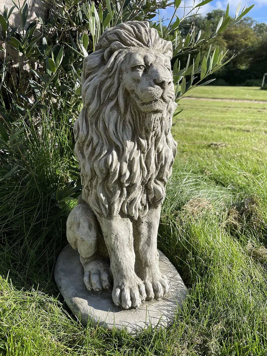 Statua del leone in posizione seduta, ornamento per esterni, da giardino, con l'animale africano in pietra ricostituita