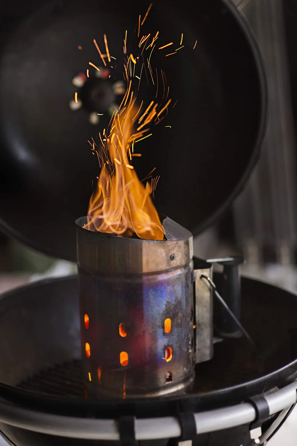 RÖSLE Ciminiera di accensione, pregiato camino di accensione per carbonella in acciaio, protezione anti-scintille, manico con lamiera di protezione dal calore, staffa di supporto