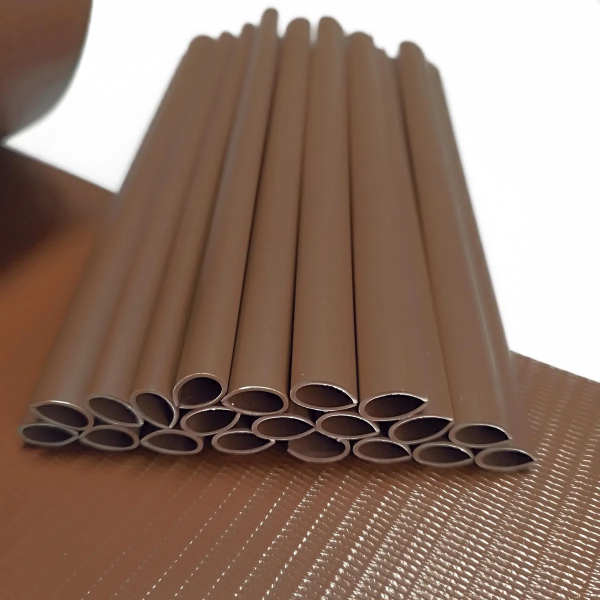 TENAX Twist 0,19 x 35 m Marrone, Strisce Frangivista in PVC con 25 Clip, Privacy Decorativa per Recinzioni a Pannelli, Cancellate, Ringhiere, Balconi e Giardini