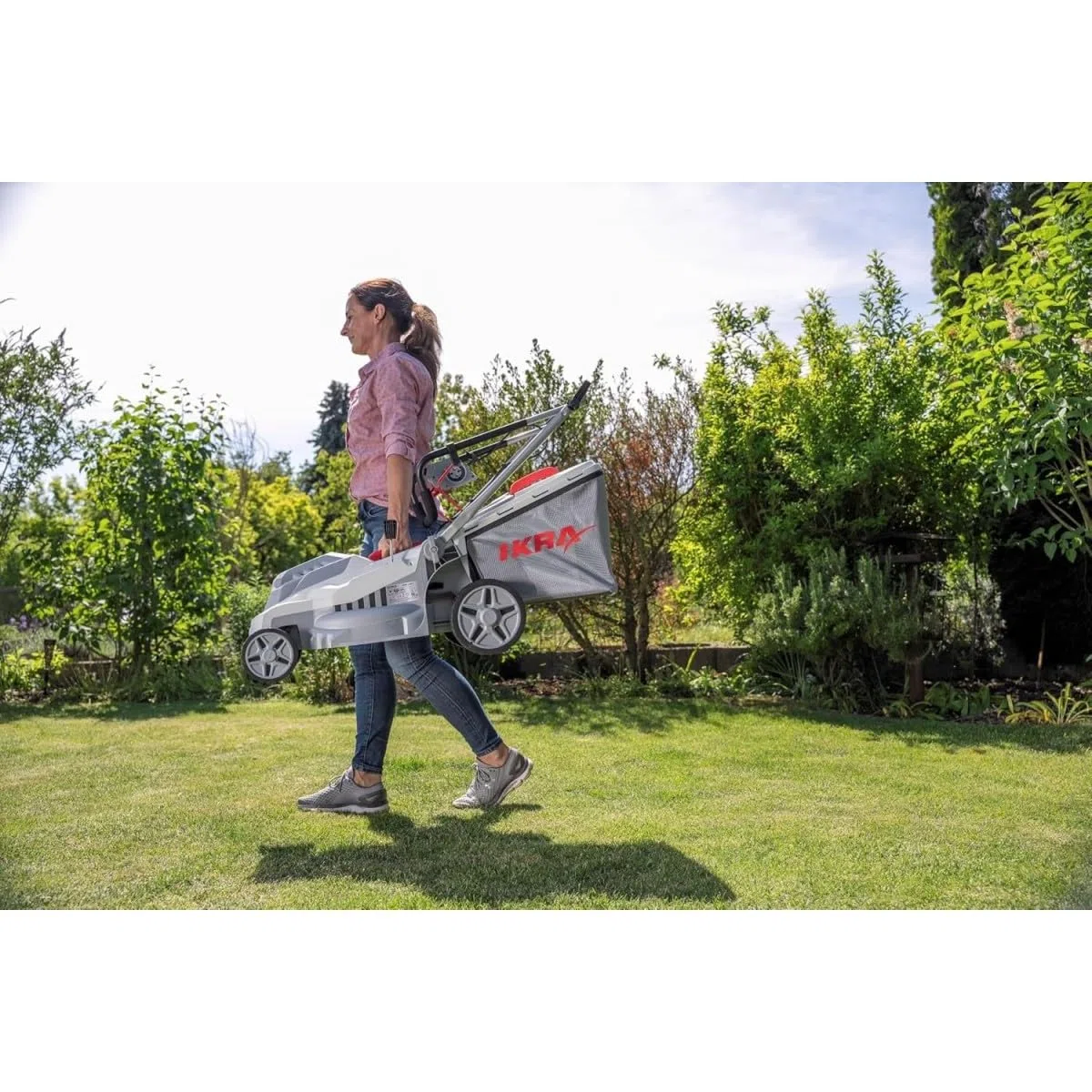IKRA tosaerba elettrico IERM 1638-1, 1600 W, larghezza di taglio 38 cm | Altezza di taglio su 5 posizioni (30-75mm), manico regolabile in altezza, sacco 42l, kit mulching, lama in metallo temprato