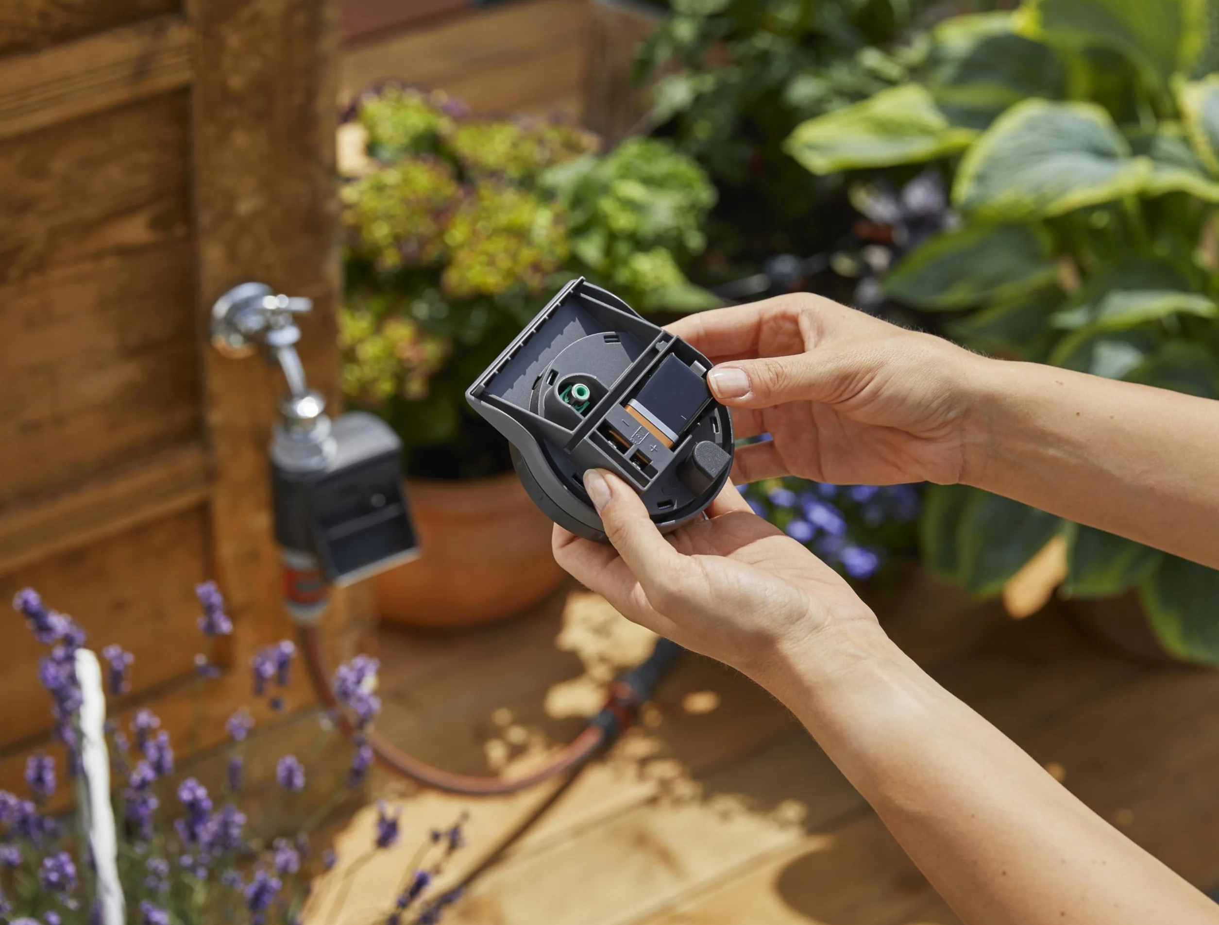 Gardena Programmatore per Irrigazione a Batteria FLEX: per Micro Irrigazione Automatica a Goccia di Piante in Vaso su Balconi e Terrazzi, per Rubinetti da 26,5 mm e 33,3 mm (1890-20)