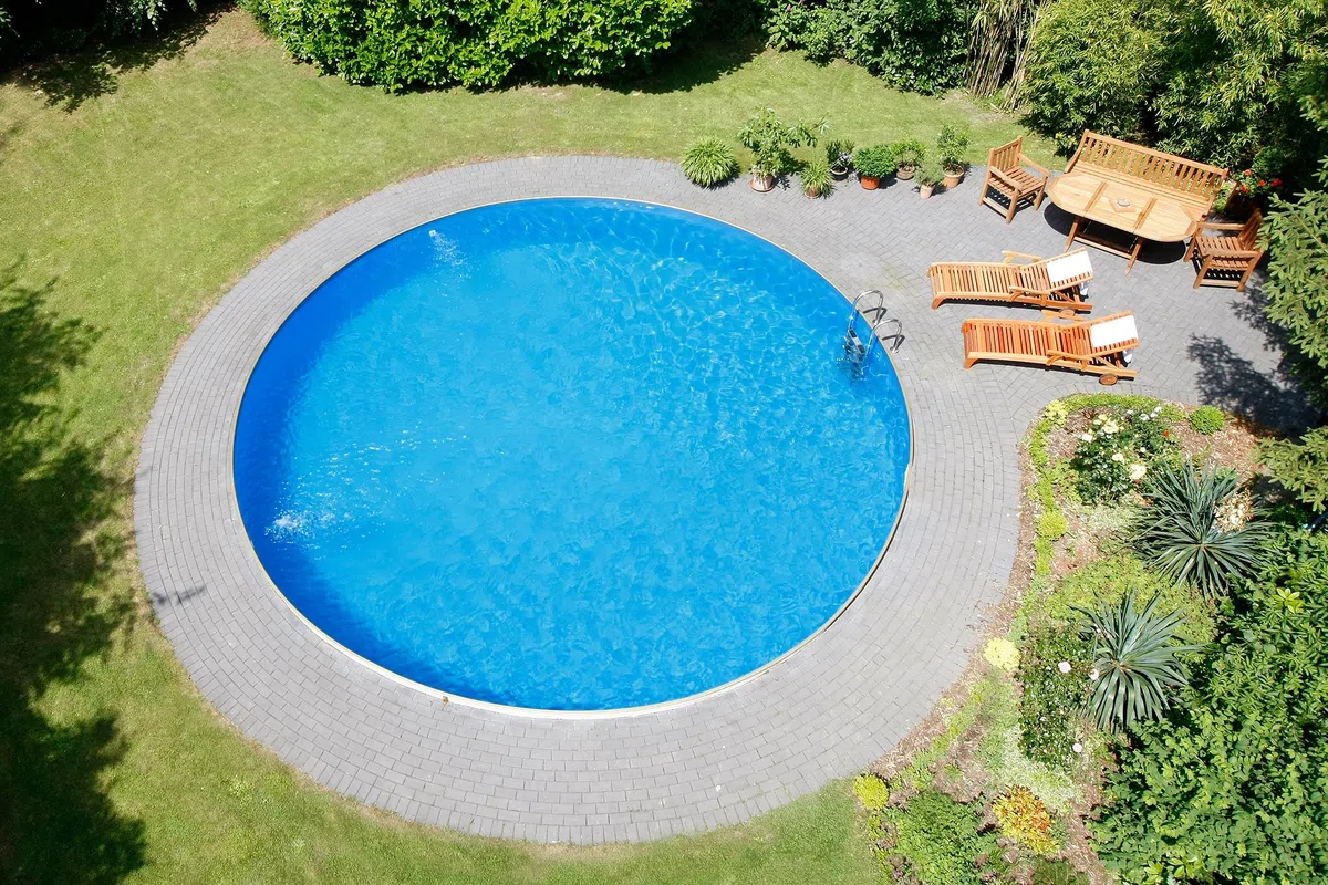 Pool Deluxe forma rotonda Ø 5 m x 1,2 m da parete in acciaio inox 0,6 mm Schermo blu 0,8 mm cuneo biese Telone scaletta in acciaio inox 2 X 4 gradini con piattaforma protezione pavimento in tessuto non tessuto Telone Filtro a sabbia Flow 7 con 7,0 m³/h qu