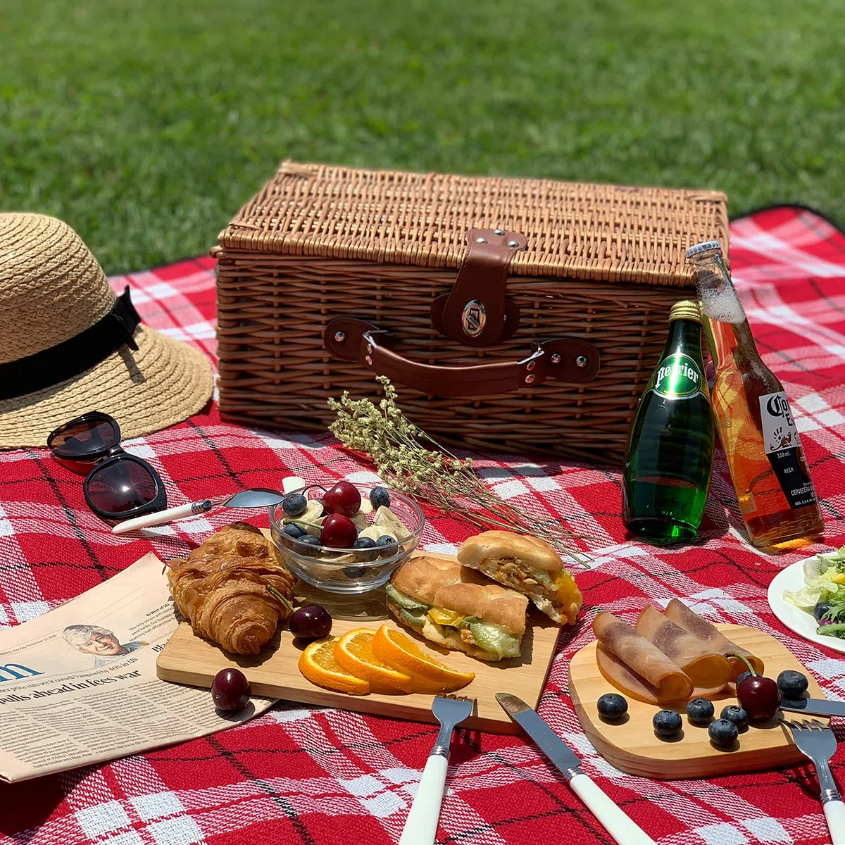 Set cesto da picnic in vimini per 2 persone con borsa termica, cesto da picnic con tazze, posate, bicchieri da vino, piatti e tovaglioli