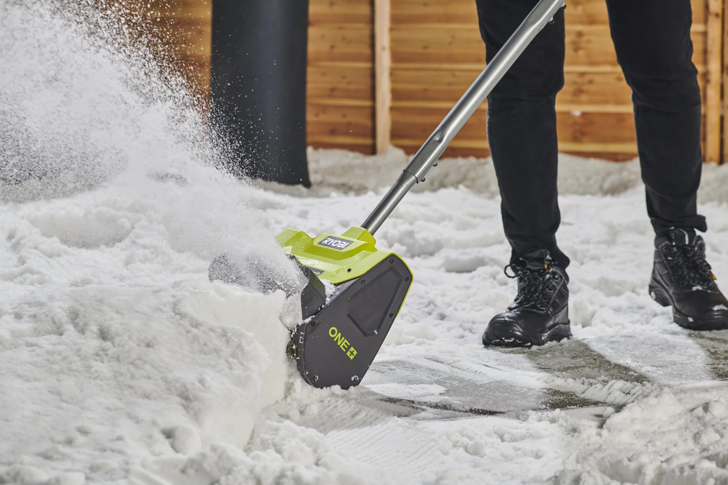 Ryobi RY18ST25A-140, Spazzaneve a Batteria 4.0Ah 18V One+, Fresa per neve con Larghezza di Lavoro 25 cm, Profondità di sgombero 15 cm con Lama in Plastica, Maniglia Regolabile e Impugnatura Ergonomica
