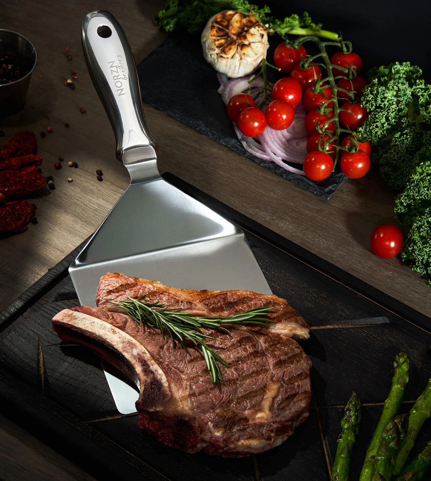 Spatola Piastra Acciaio Inox – Spatola Cucina Grande Flessibile con Gradiente e Finitura a Specchio, Barbecue BBQ, Griglia, Teppanyaki, Lavabile Lavastoviglie, Cert. Alimentare, Garanzia 10 Anni