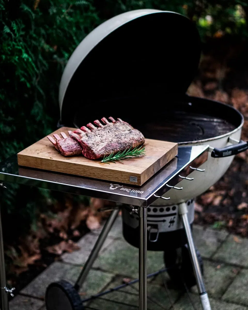 BBQ-TORO Tavolino di supporto in acciaio inox per grill ovali da 57 cm di diametro | 55 x 51 x 47-74 cm | Tavolino laterale regolabile in altezza per barbecue a sfera con 4 ganci per le posate