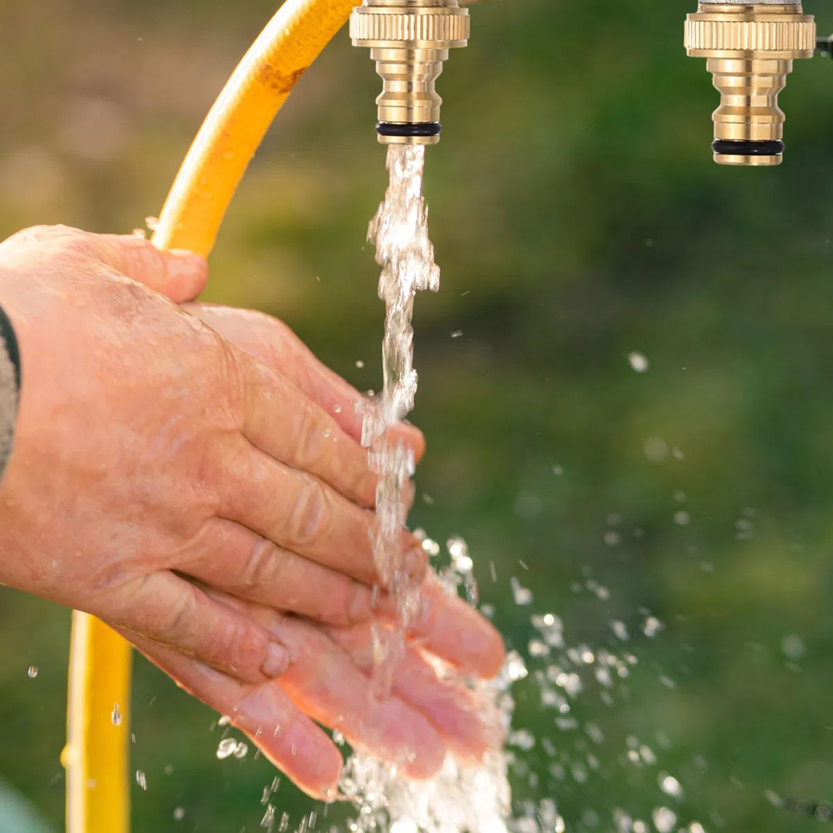 QUARKZMAN Distributore d'Acqua a 3 Vie, Adattatore per Rubinetti con Valvole Intercettazione Individuali Nere e Rubinetto, Flusso d'Acqua Regolabile e Intercettazione per Tubi Flessibili