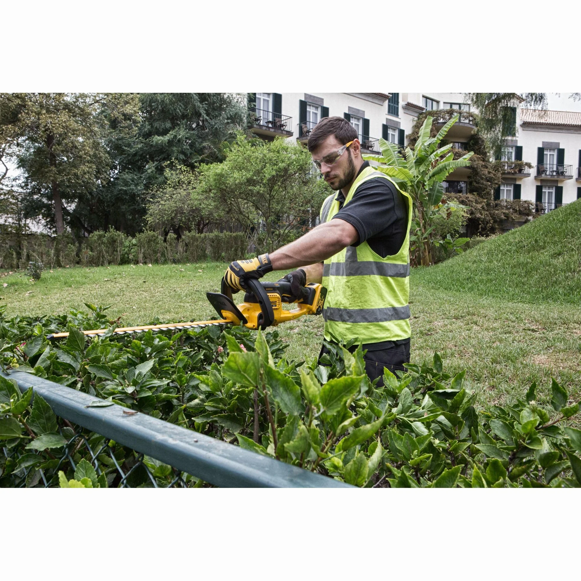 DEWALT DCM563PB-XJ, Tagliasiepi a Batteria Litio Lunghezza lama 55 cm, Impugnatura Ergonomica 18 V 5.0 Ah,